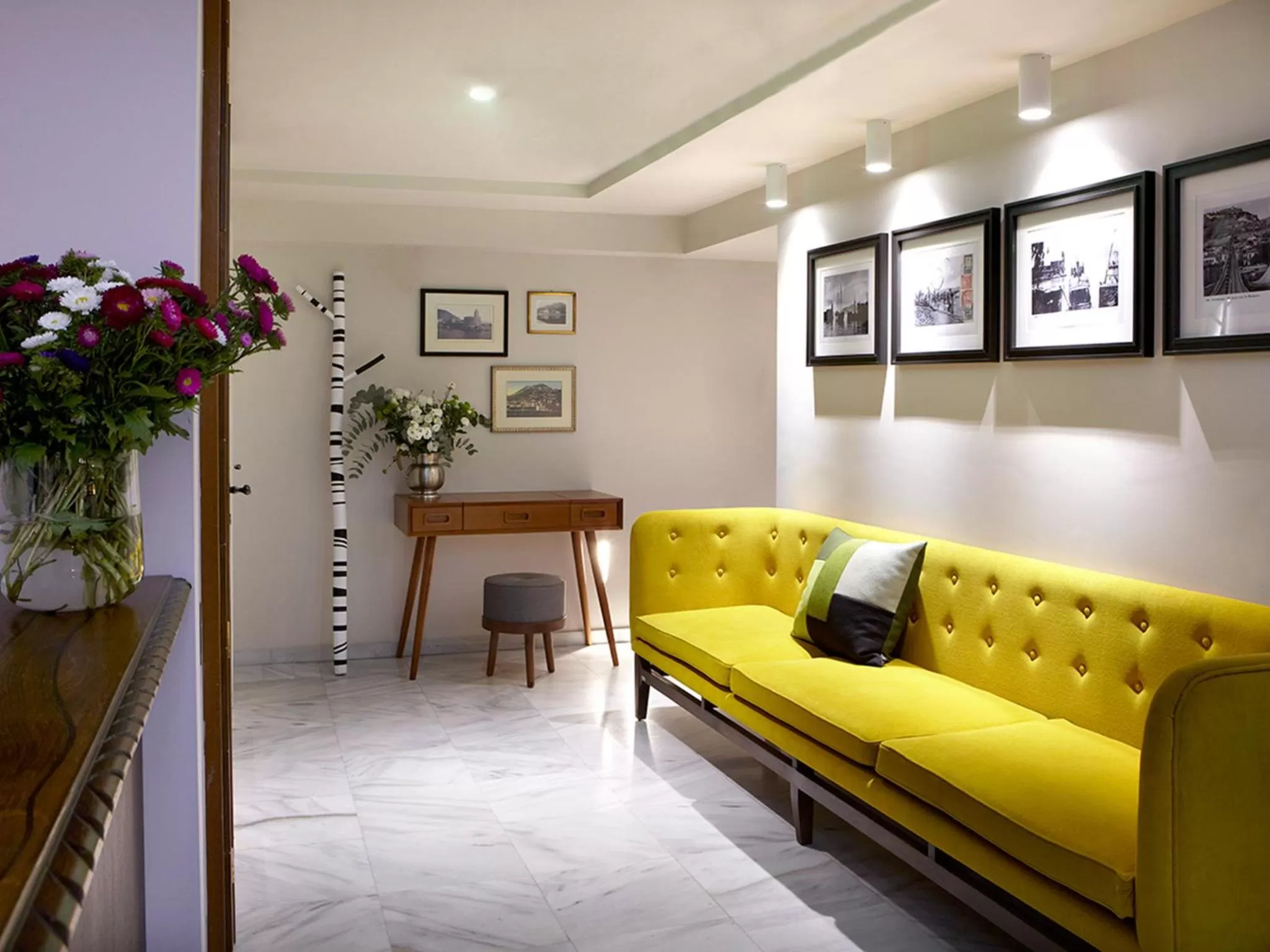 Library in Apollon Library Suites