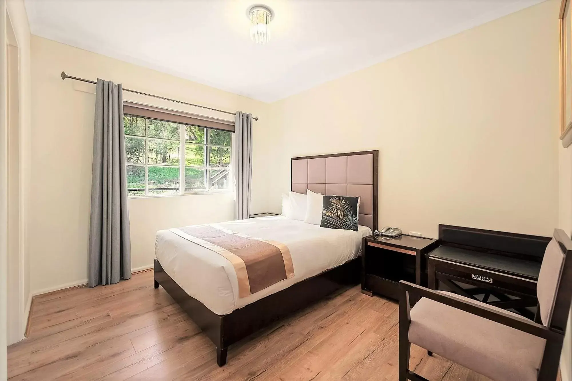 Bed in Eltham Gateway Hotel & Conference Centre