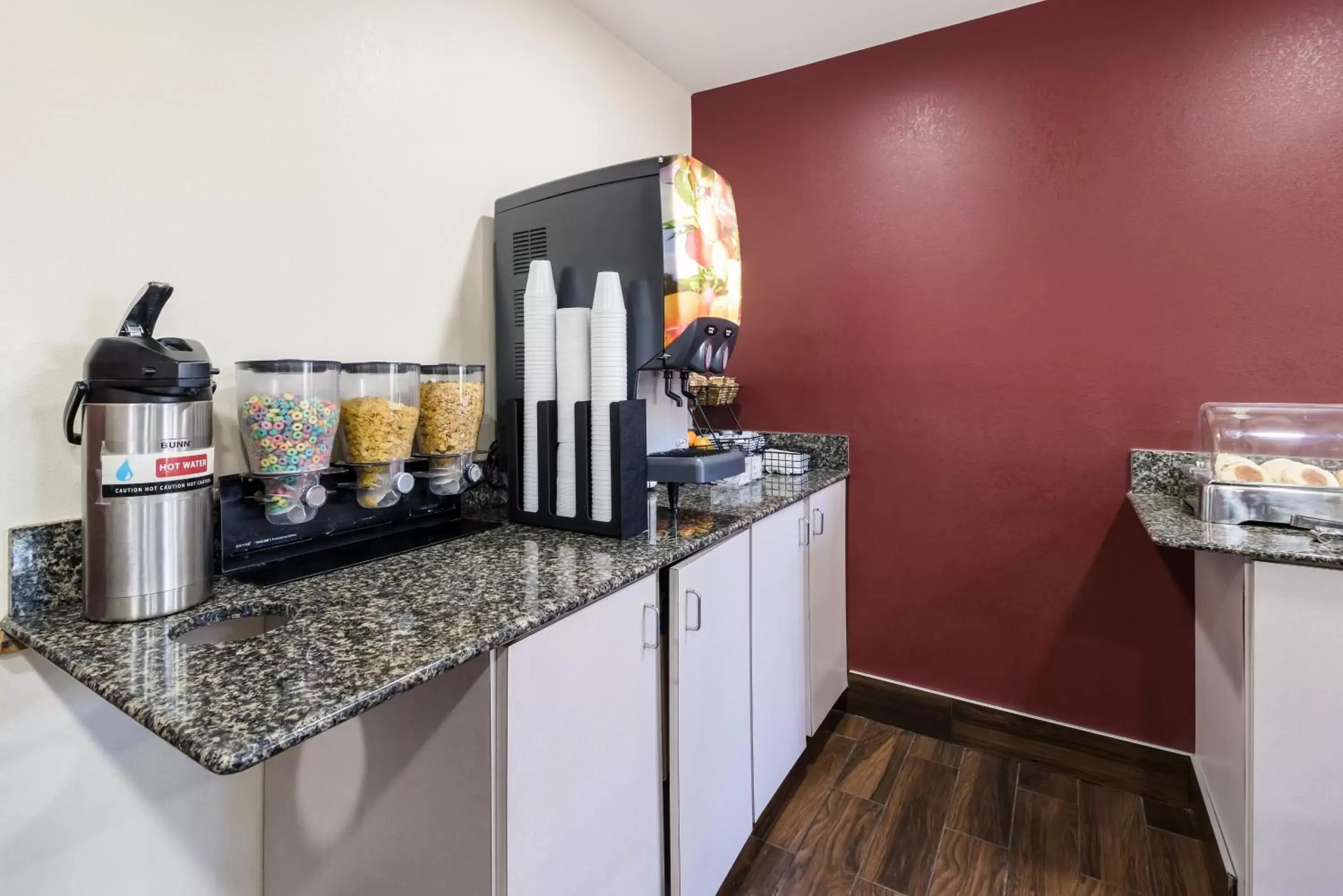 Restaurant/places to eat, Kitchen/Kitchenette in Red Roof Inn Murfreesboro