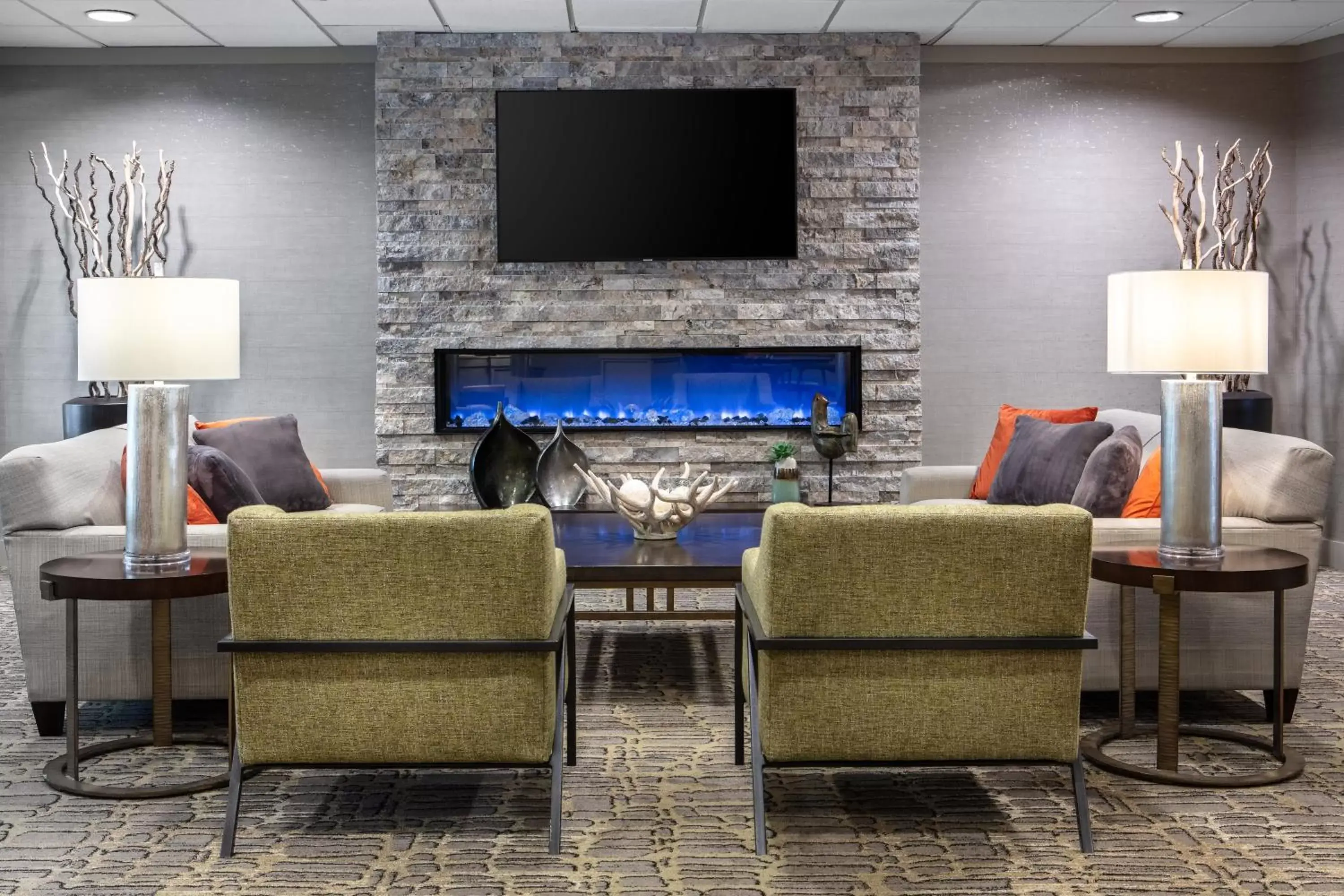 Property building, TV/Entertainment Center in Holiday Inn Hotel & Suites Des Moines-Northwest, an IHG Hotel