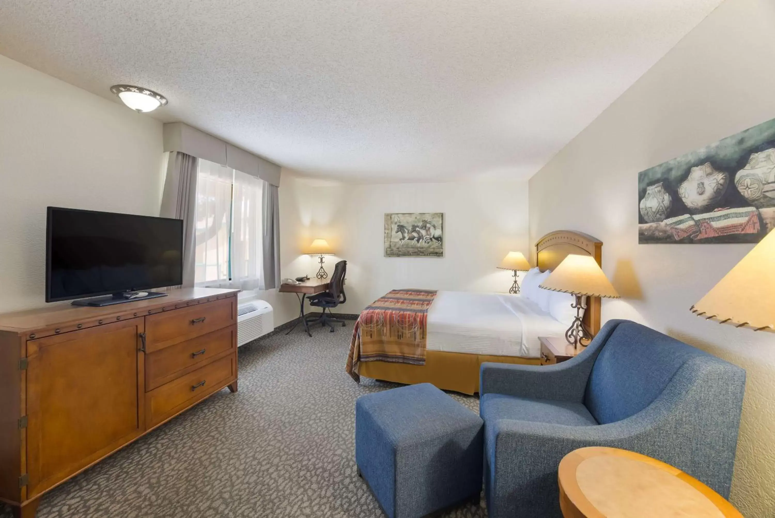 Bedroom, TV/Entertainment Center in Best Western Kokopelli Lodge