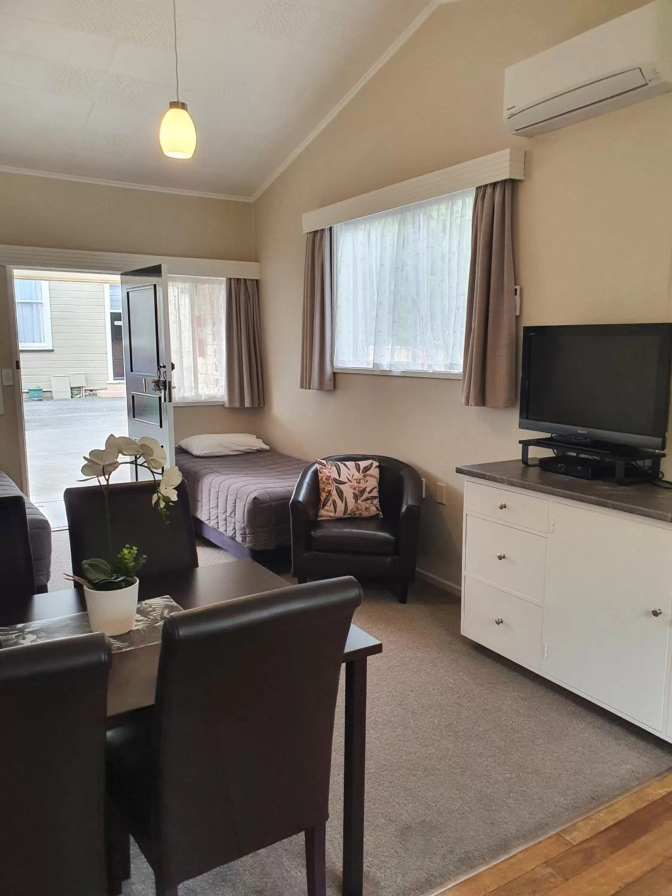 Living room in Gardner Court Motel