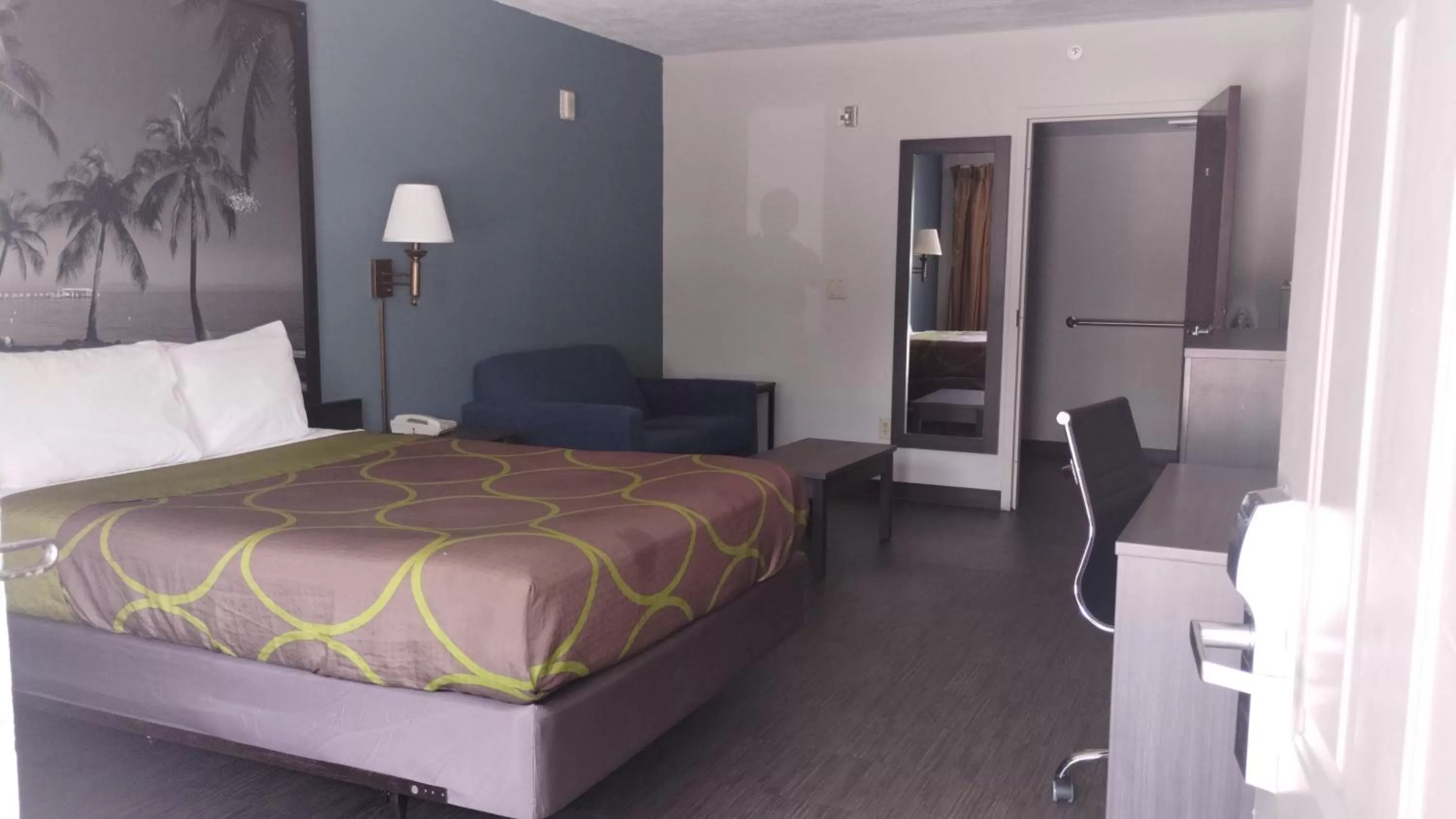 Bed in Super 8 Motel by Wyndham near Fort Lauderdale Arpt