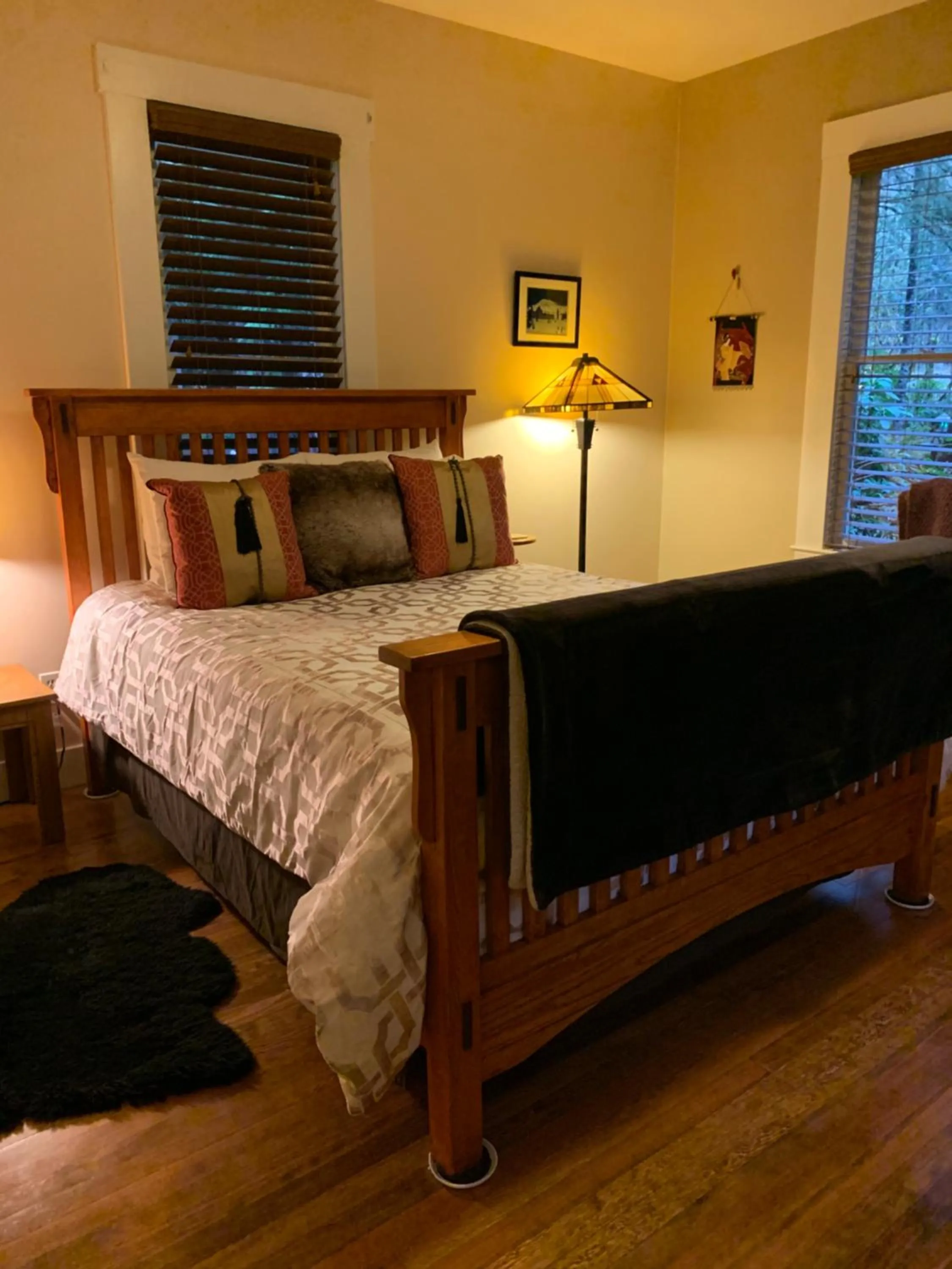 Bed in Mountain Meadows Inn & Chalet Suites