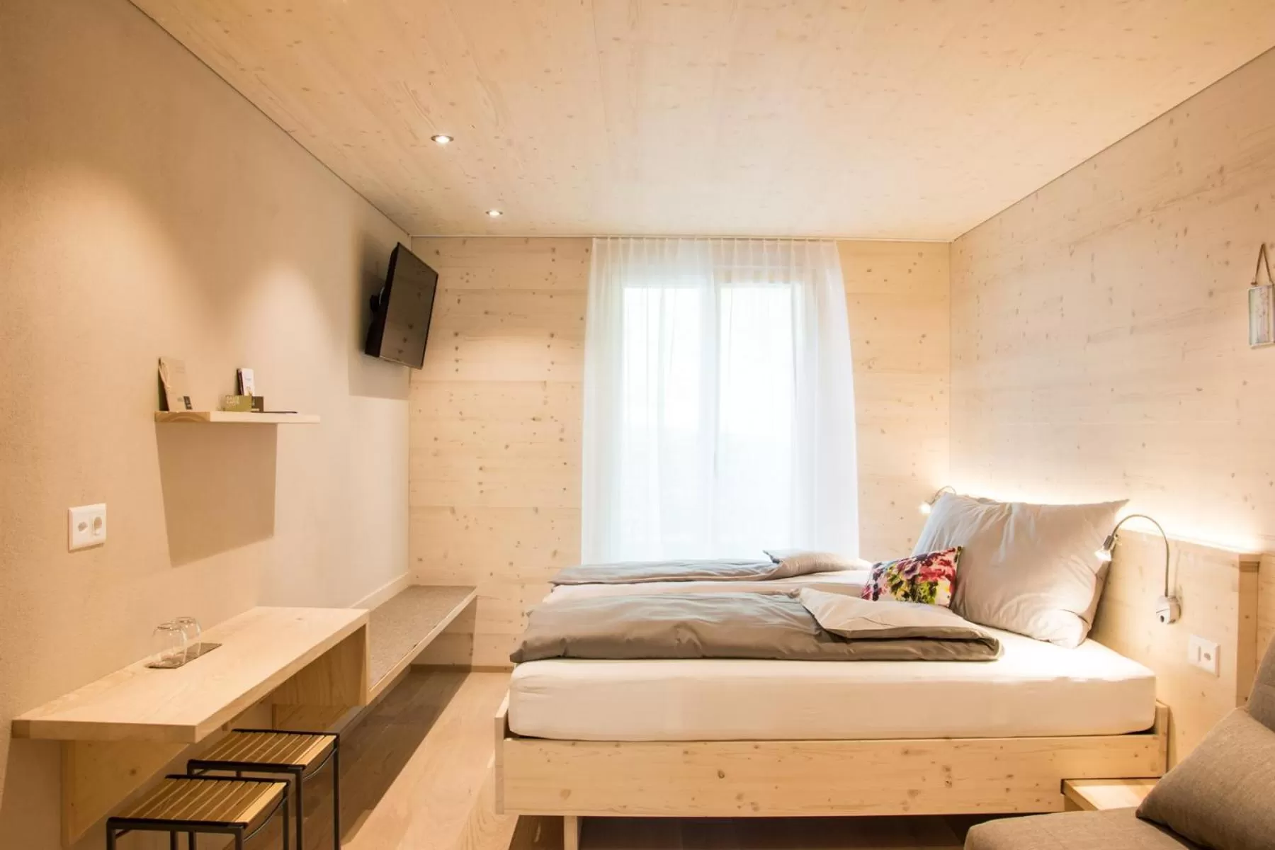 Staff, Bed in kroneLODGE - Self-Check-In Hotel