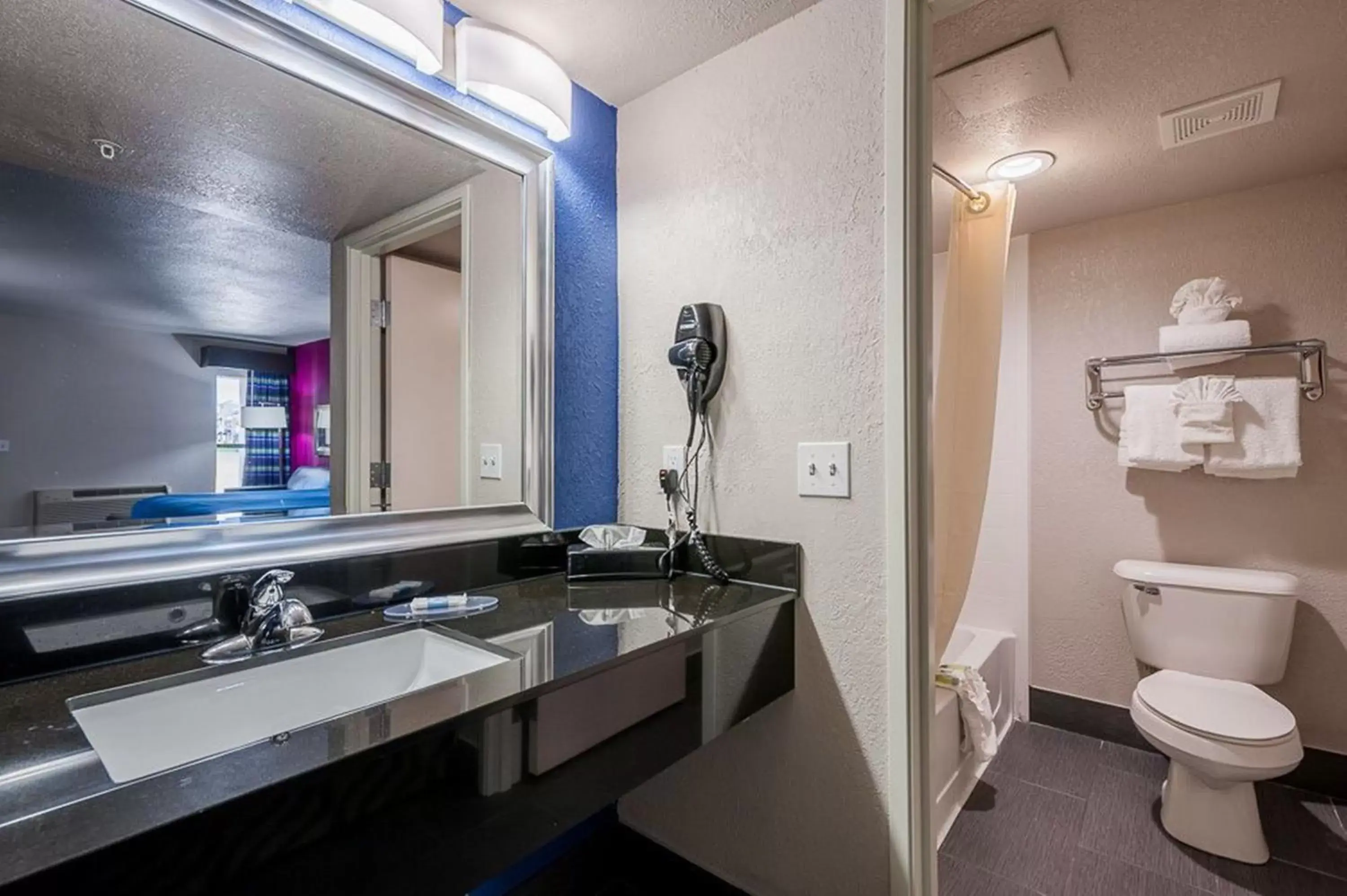 Bathroom in Stratford House Inn