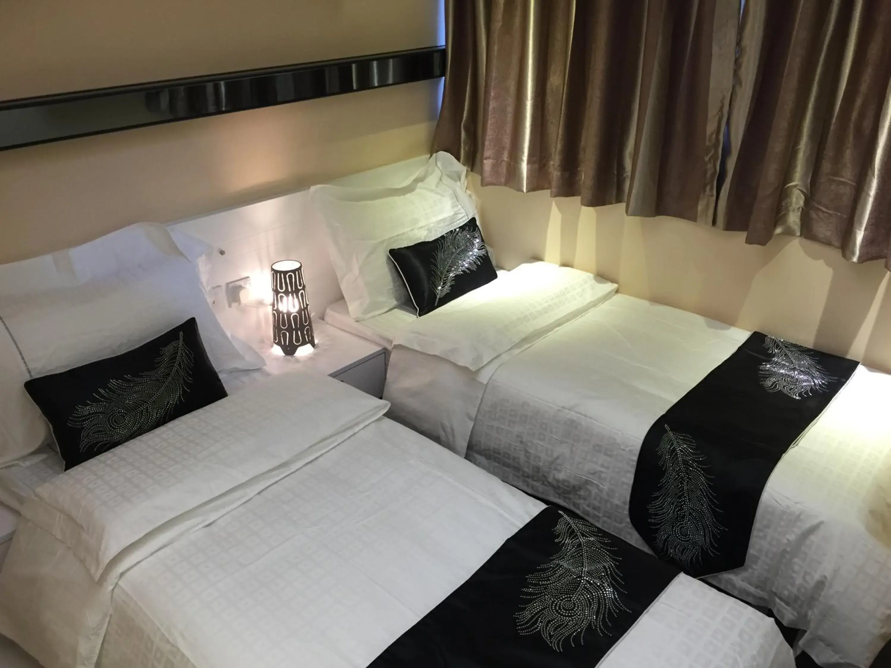 Bedroom, Bed in Seasons Hotel – Causeway Bay