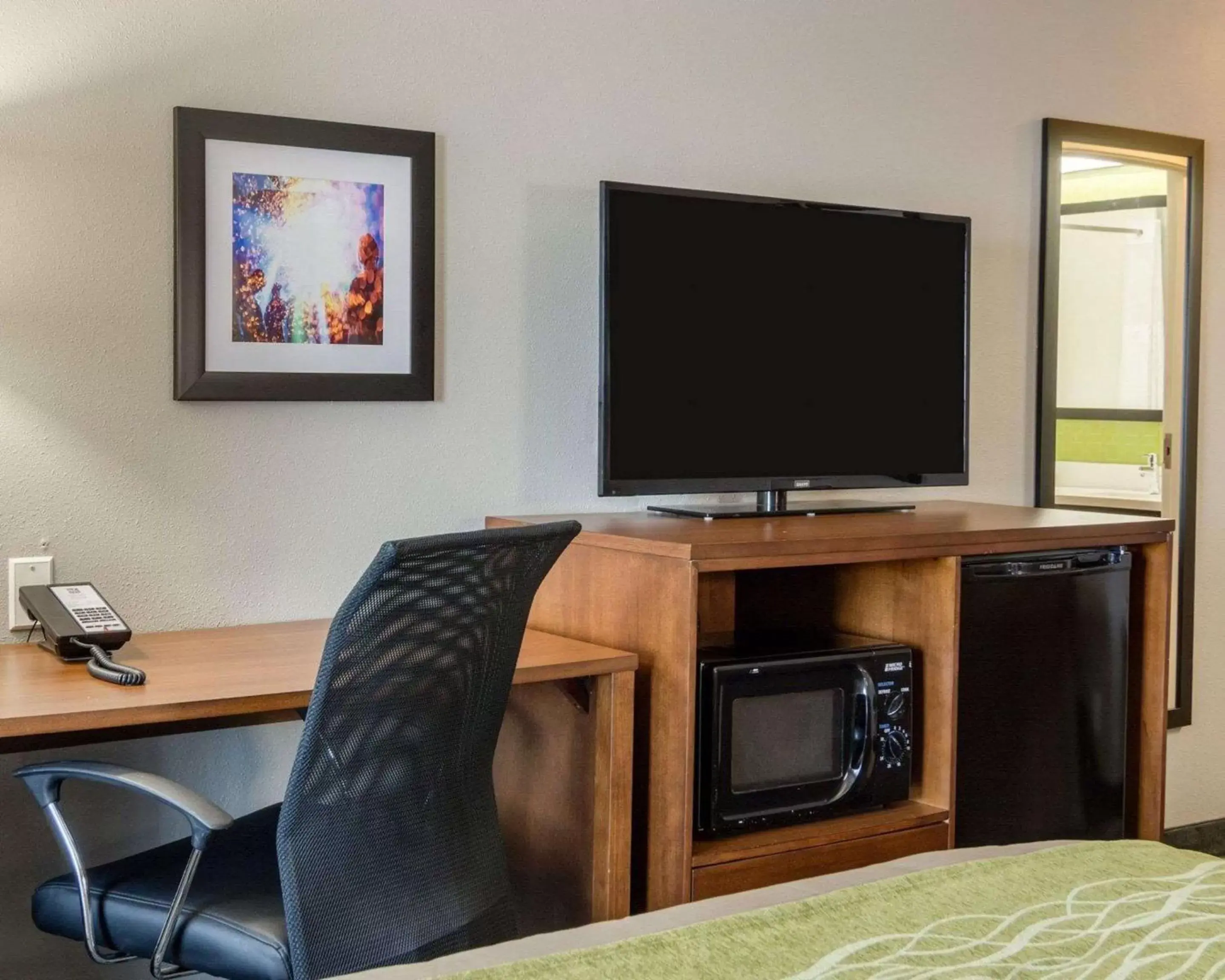 Photo of the whole room, TV/Entertainment Center in Quality Inn & Suites Ashland near Kings Dominion