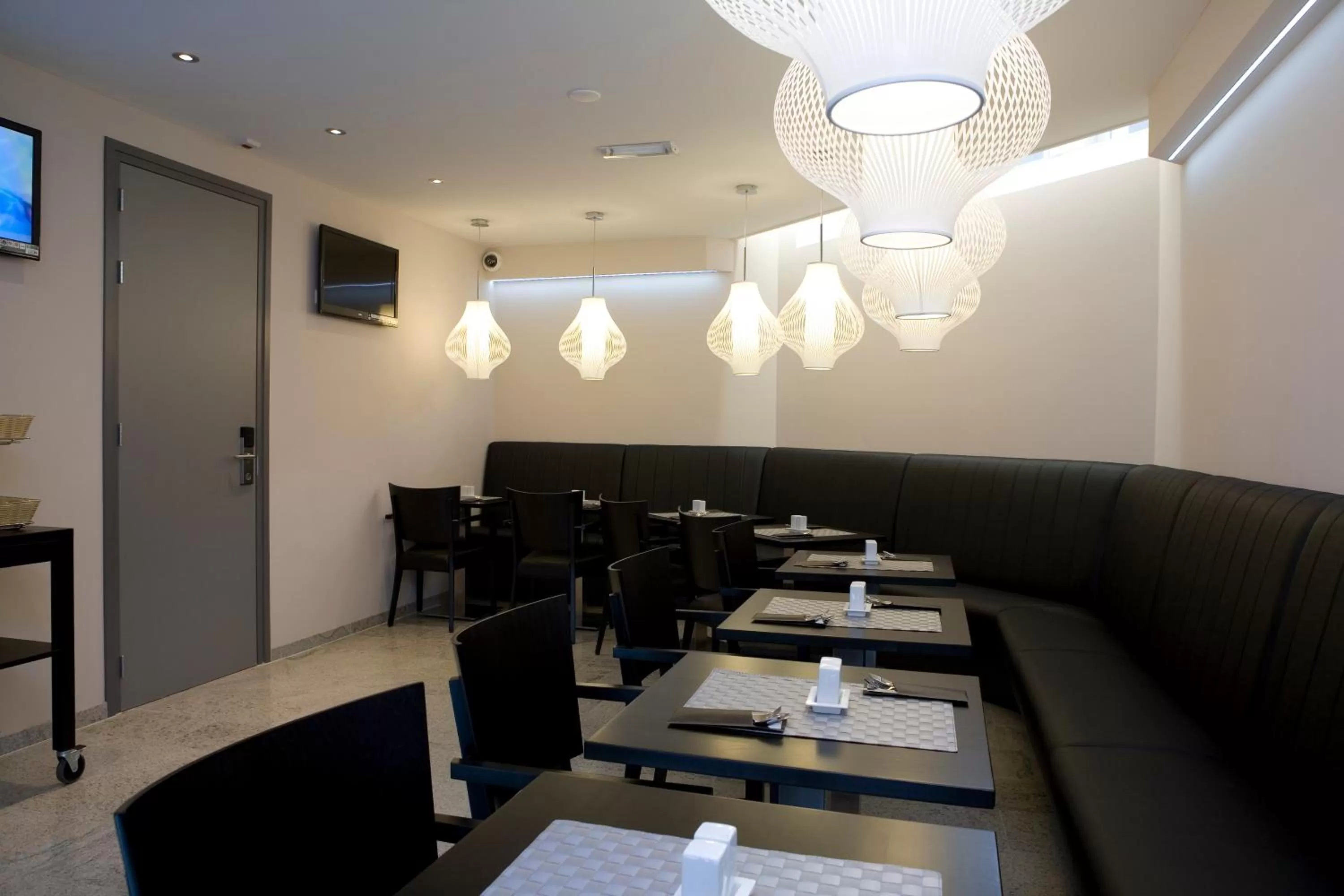 Restaurant/Places to Eat in Hotel Parkview