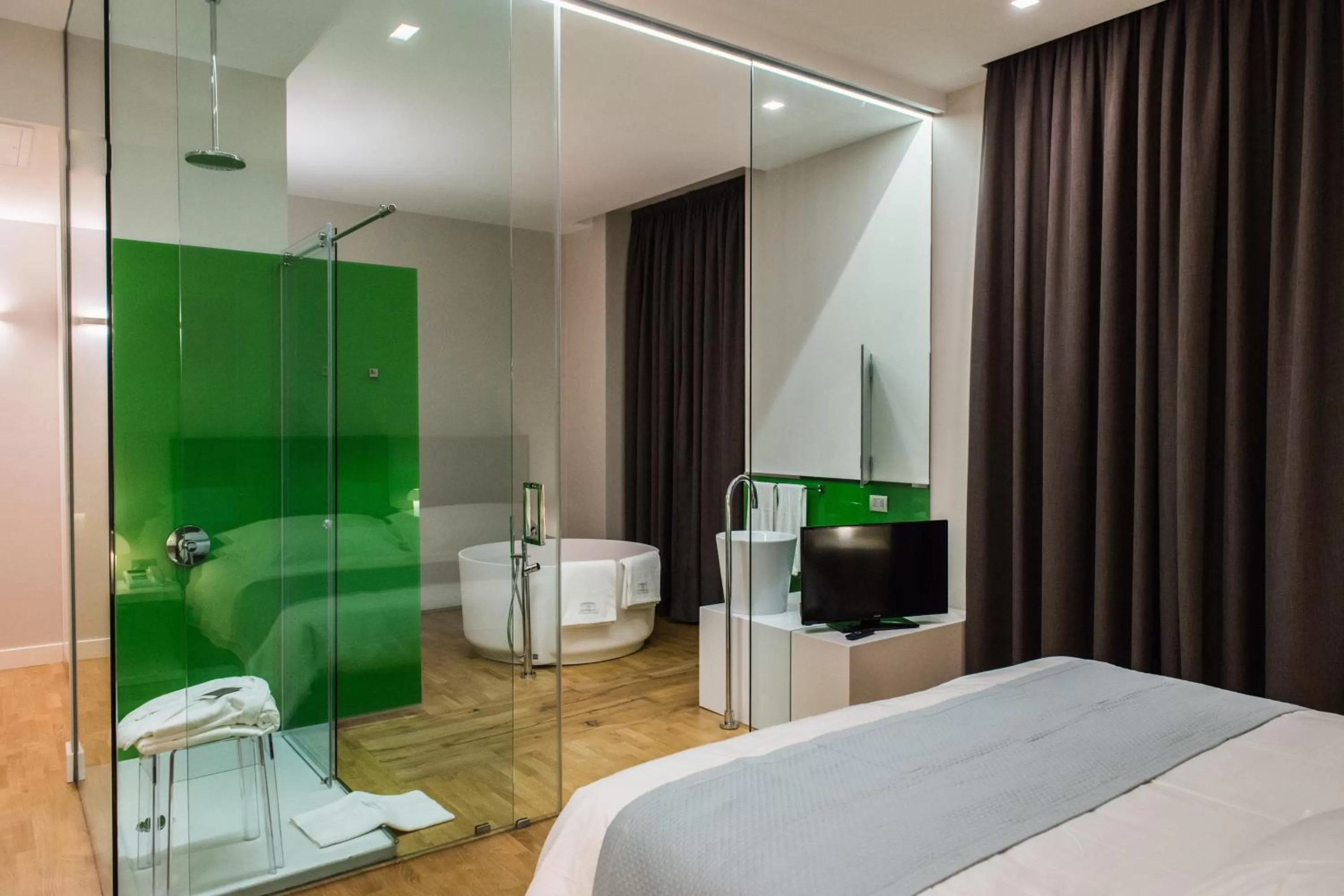 Bathroom, Bed in Villa Pulejo