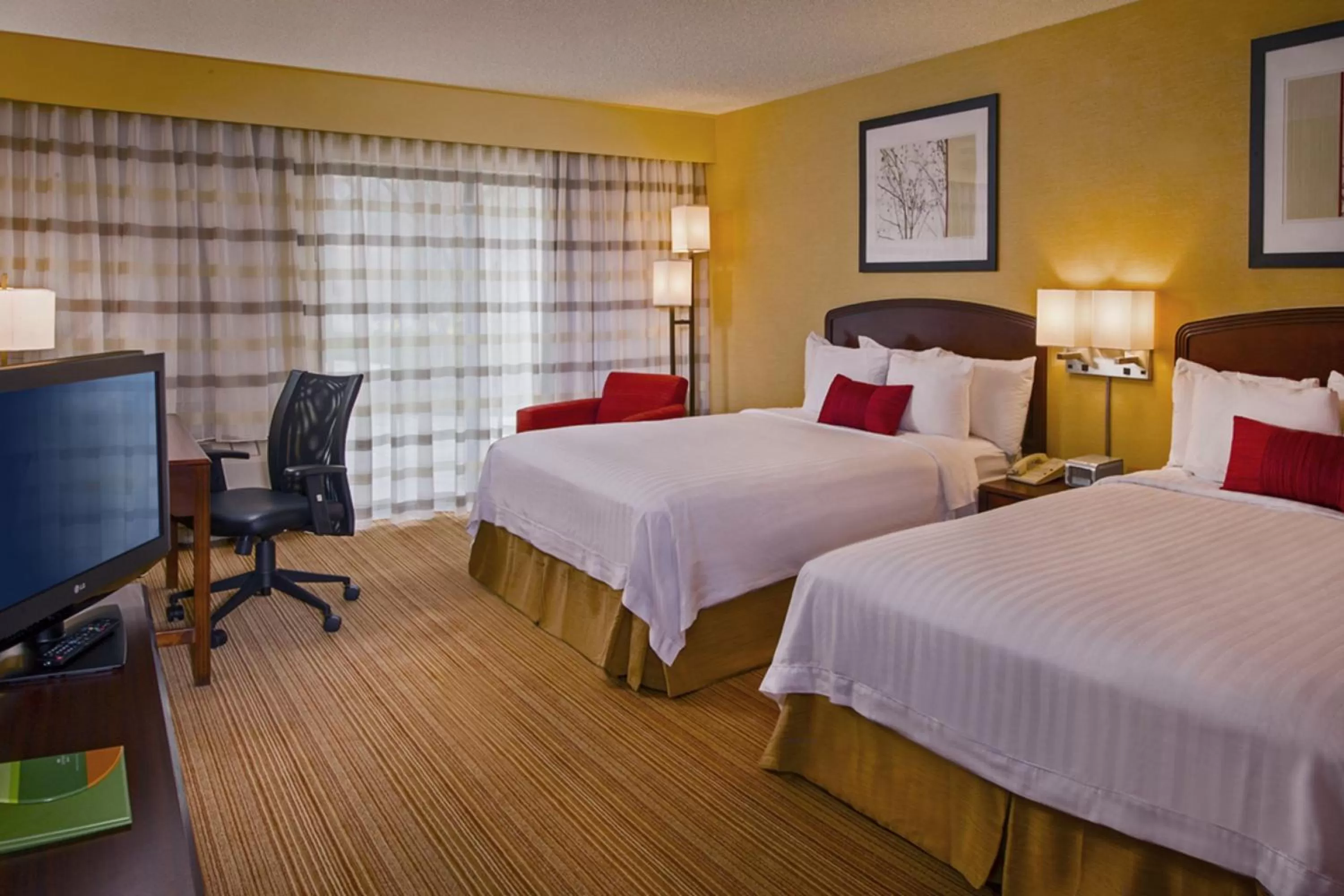 Queen Room with Two Queen Beds in Courtyard by Marriott Richmond Northwest