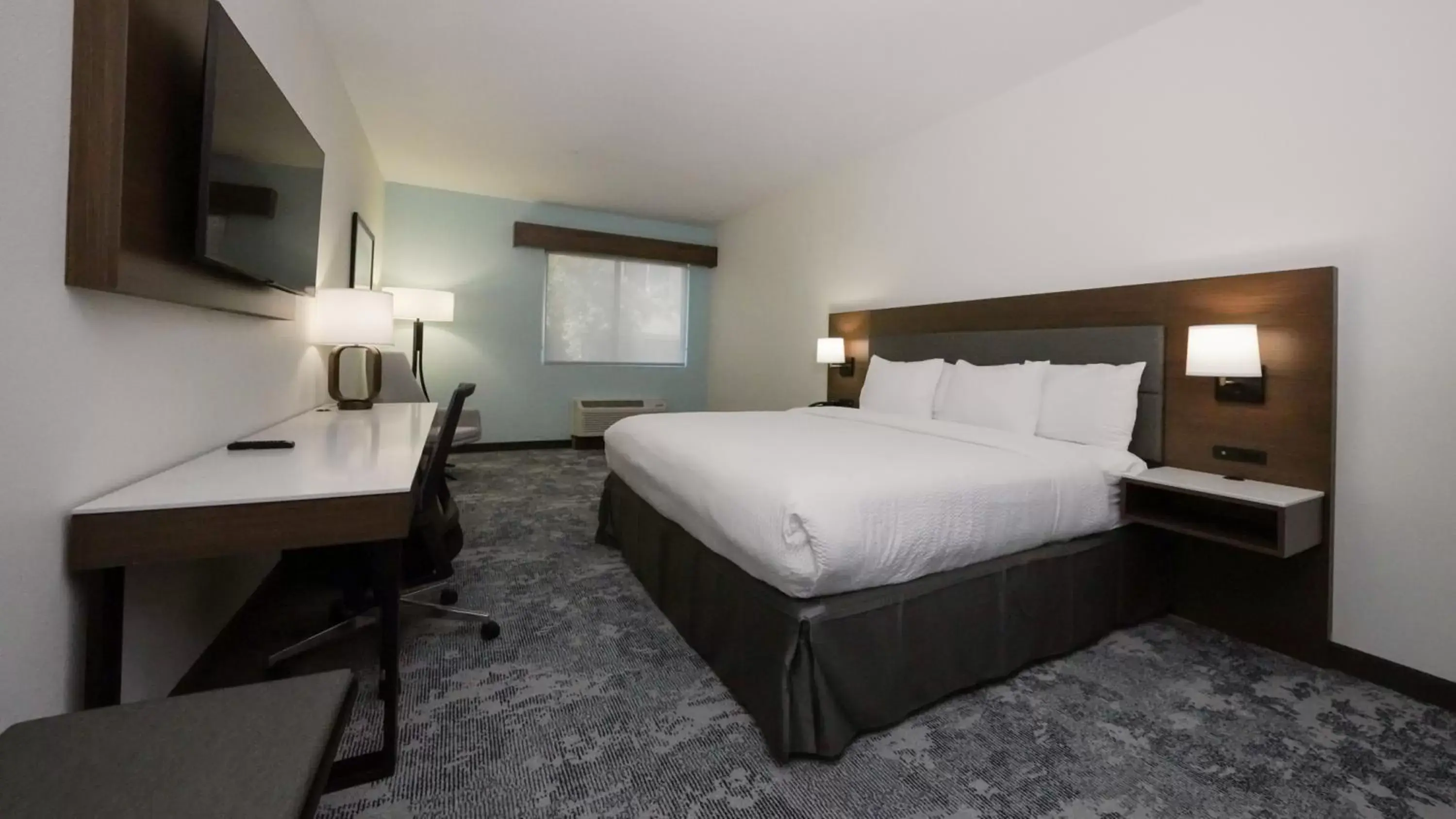 Bed in La Quinta Inn & Suites by Wyndham Santa Cruz