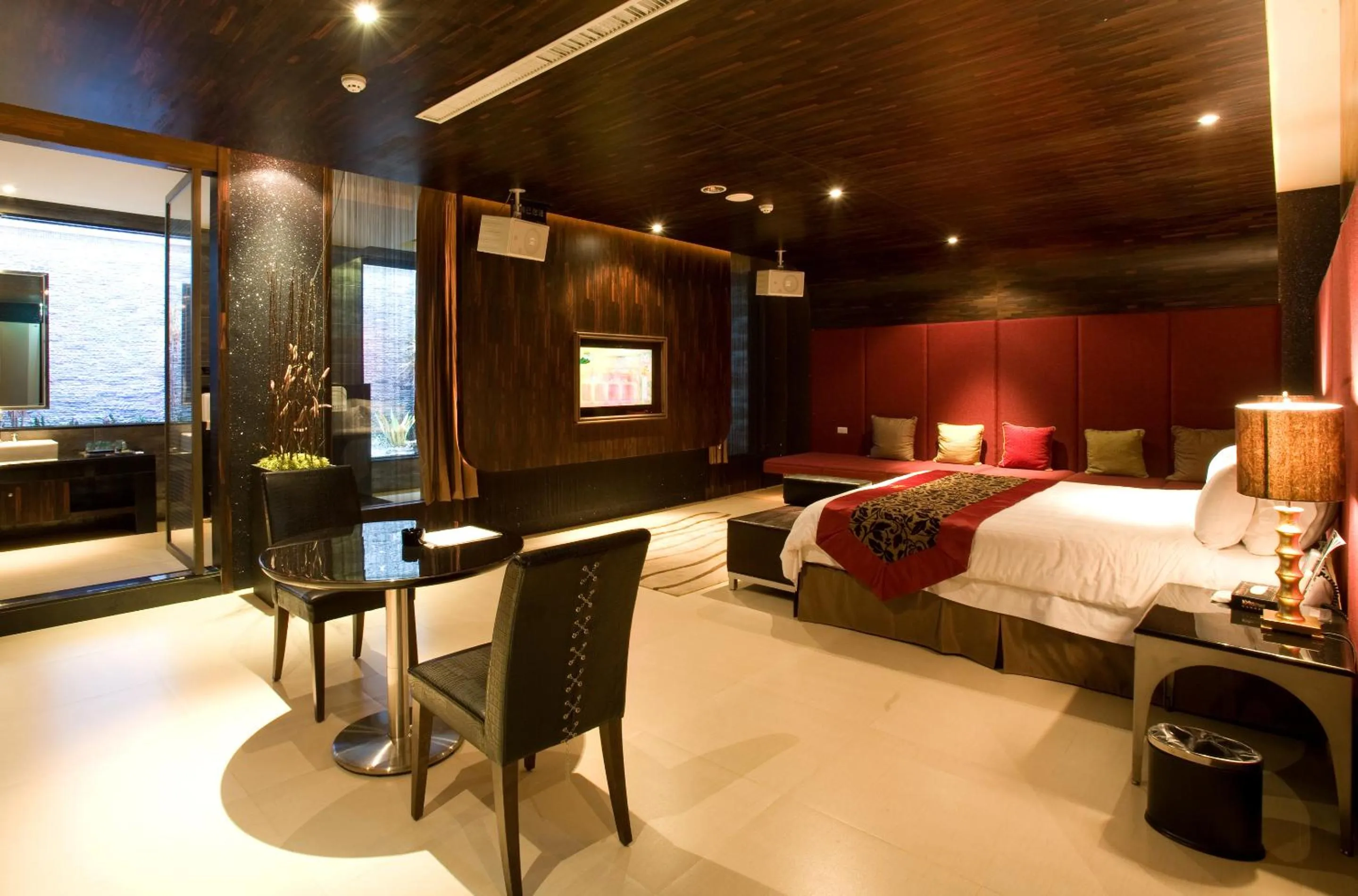 Photo of the whole room, Bed in Yes Motel