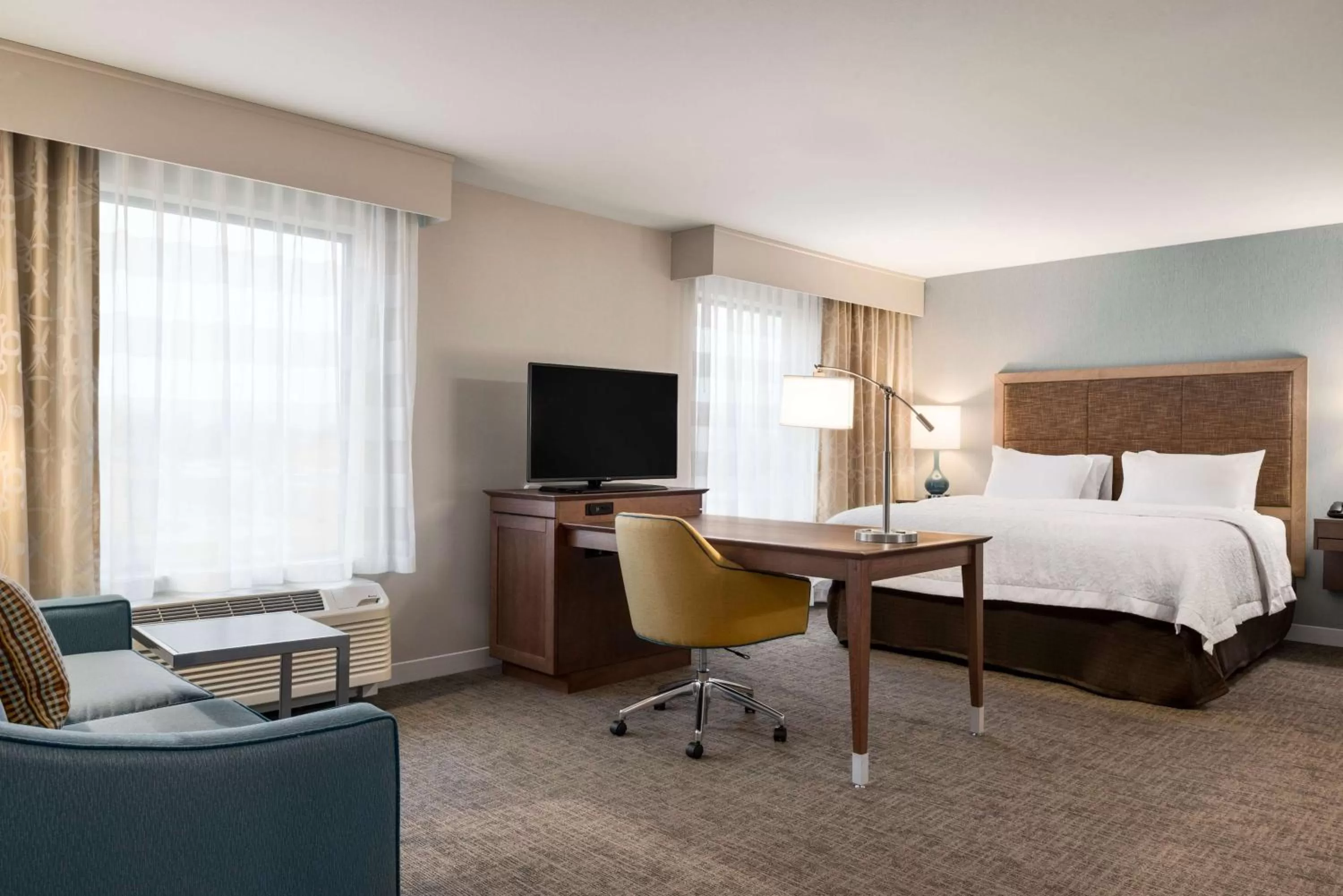 Bed in Hampton Inn Lincoln Airport, Ne