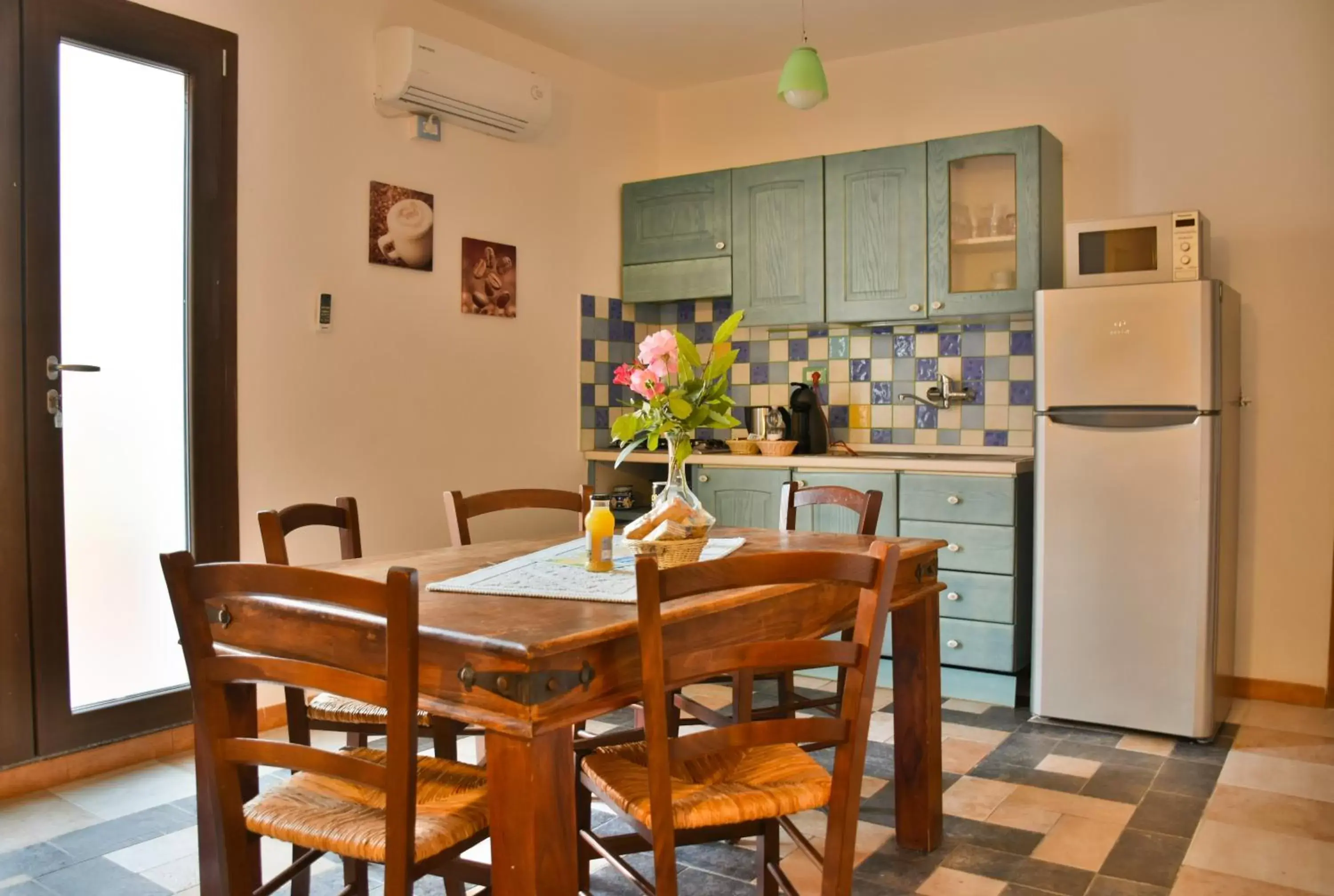 Kitchen or kitchenette, Dining Area in Flowery Inn Villa