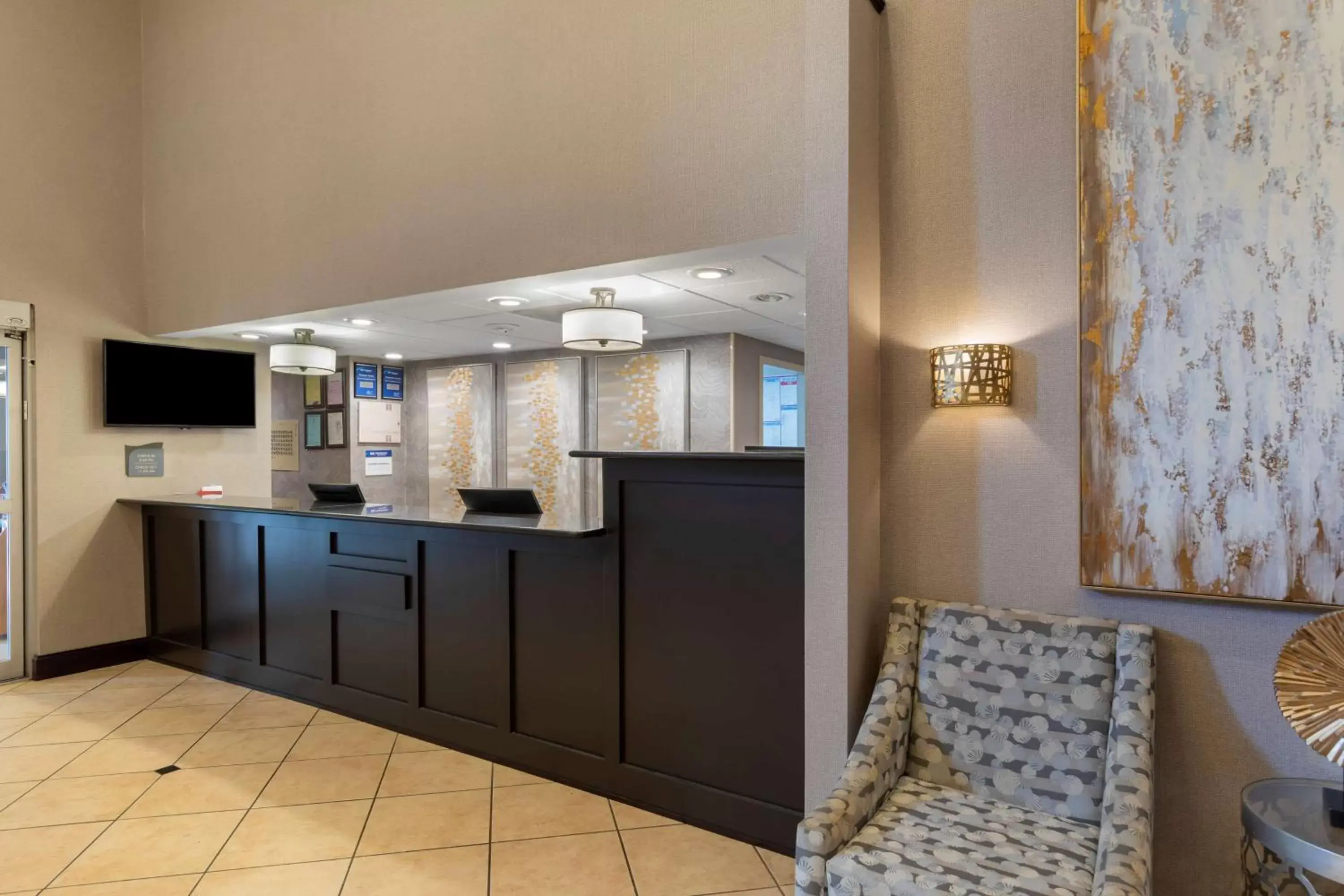 Lobby or reception, Kitchen/Kitchenette in Best Western Plus Russellville Hotel & Suites