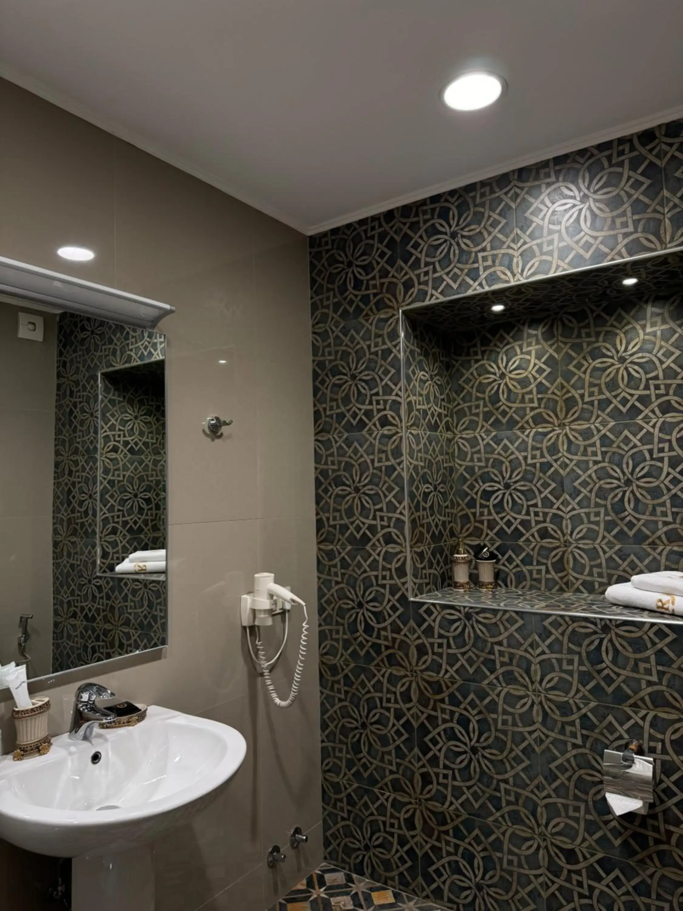 Shower, Bathroom in Redline Hotel
