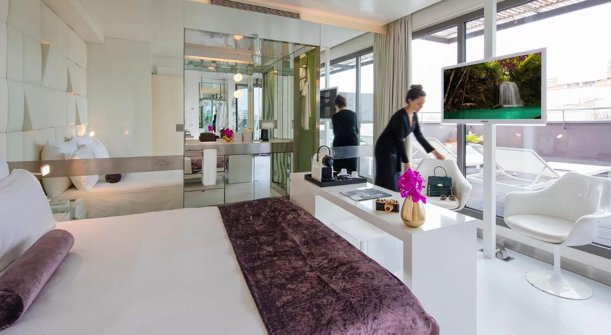 Bed in The Mirror Barcelona - Adults Only