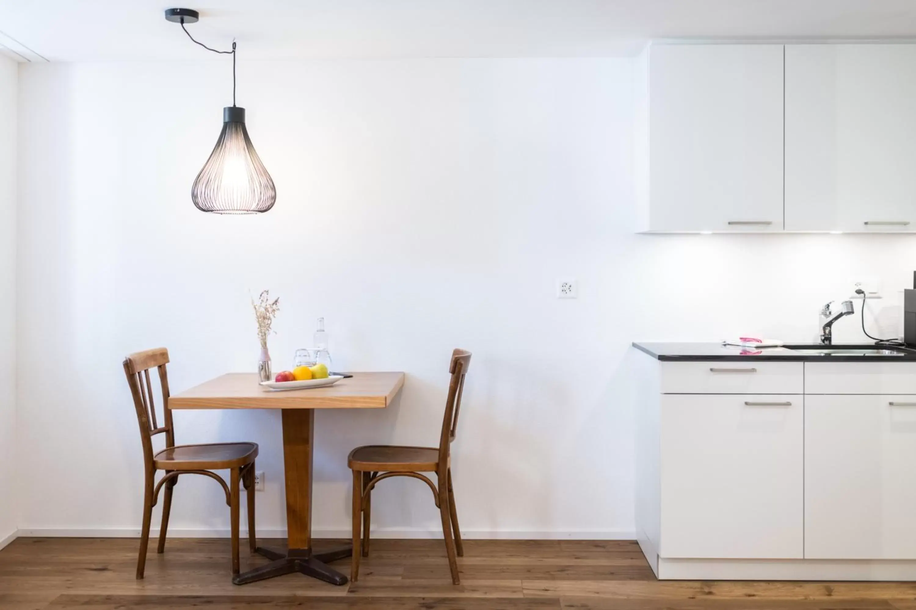 Kitchen or kitchenette, Dining Area in La Tgoma - Hotel & Restaurant