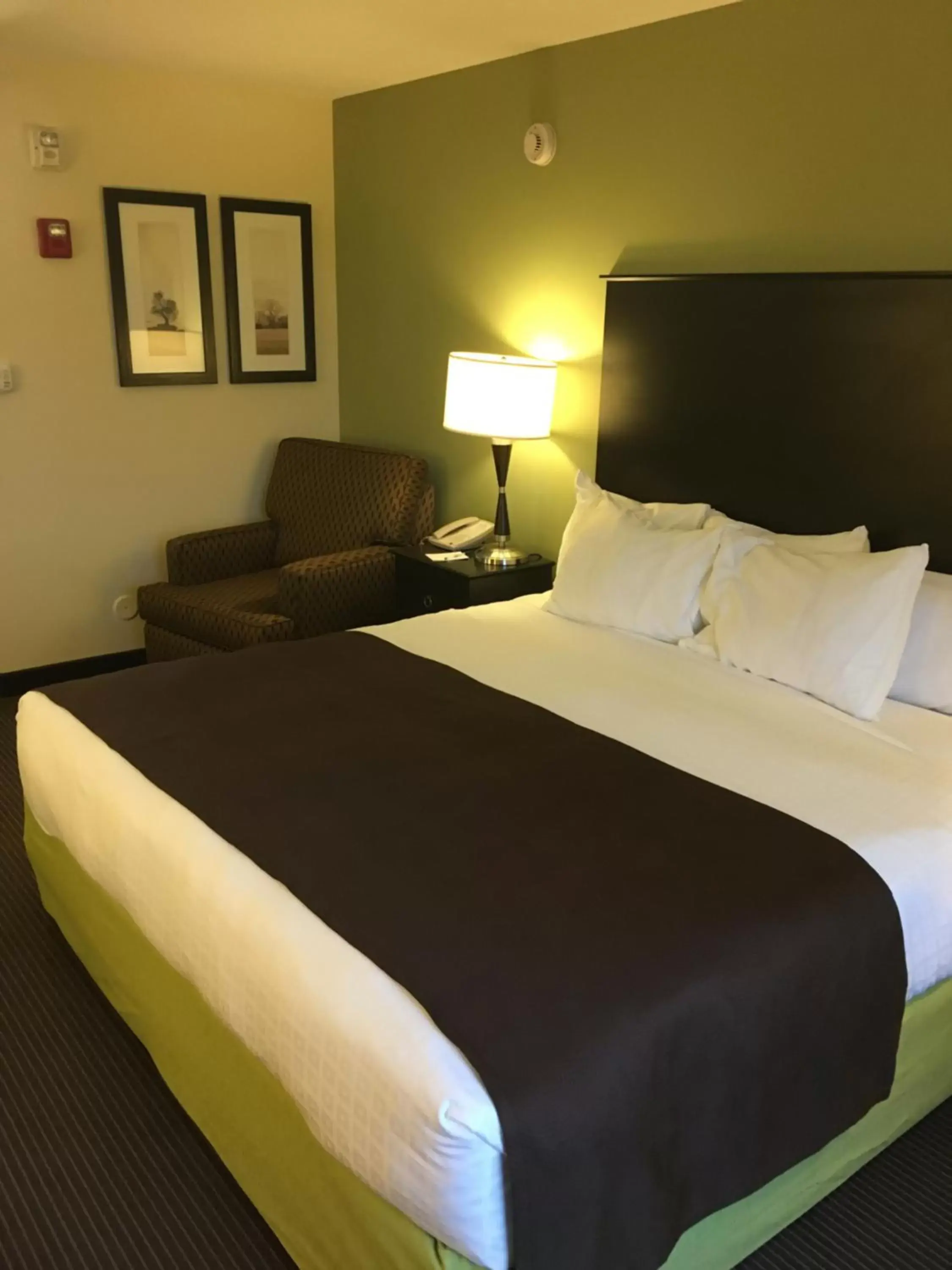 Seating area, Bed in AmericInn by Wyndham Fairfield