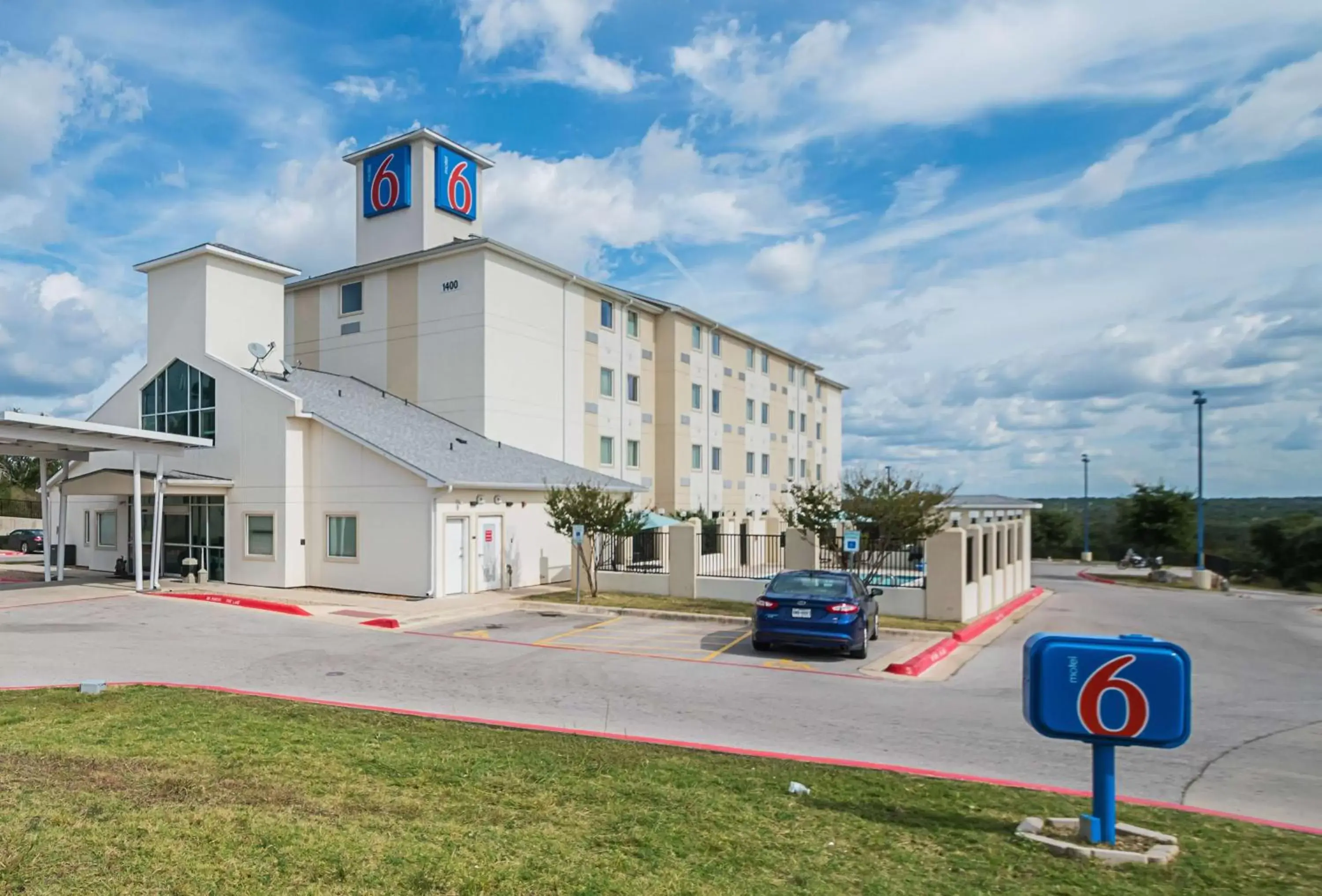 Property building in Motel 6-Marble Falls, TX