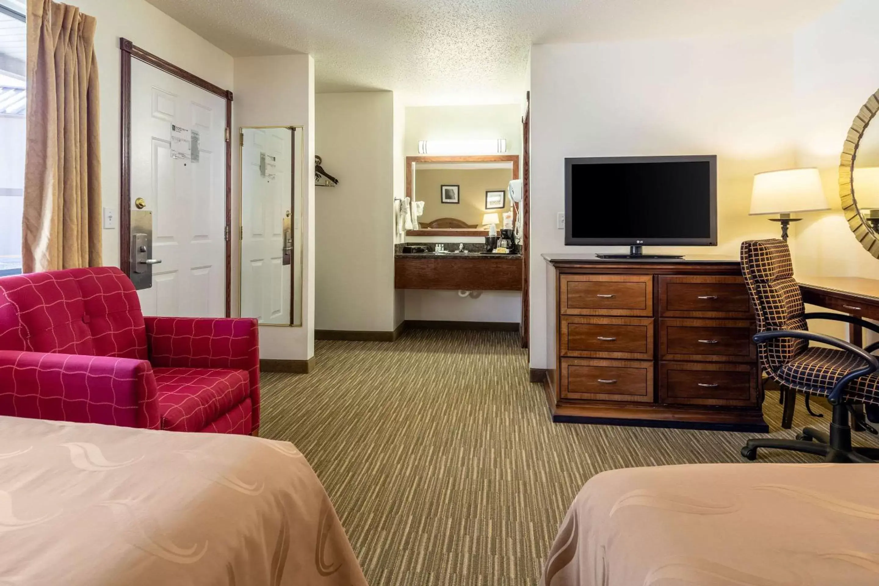 Photo of the whole room, Seating Area in Quality Inn Keystone