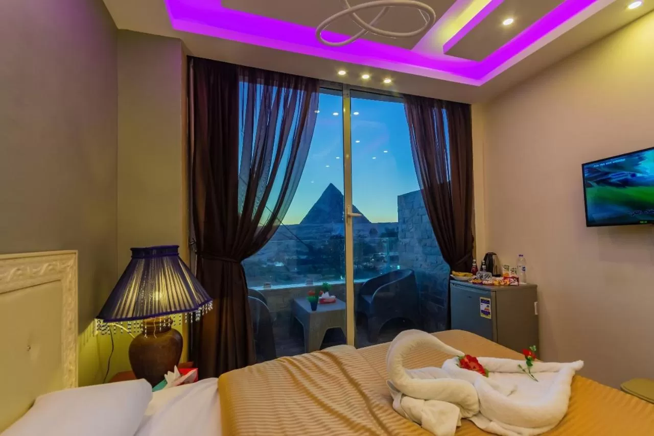 Bedroom, Bed in PANORAMA view pyramids