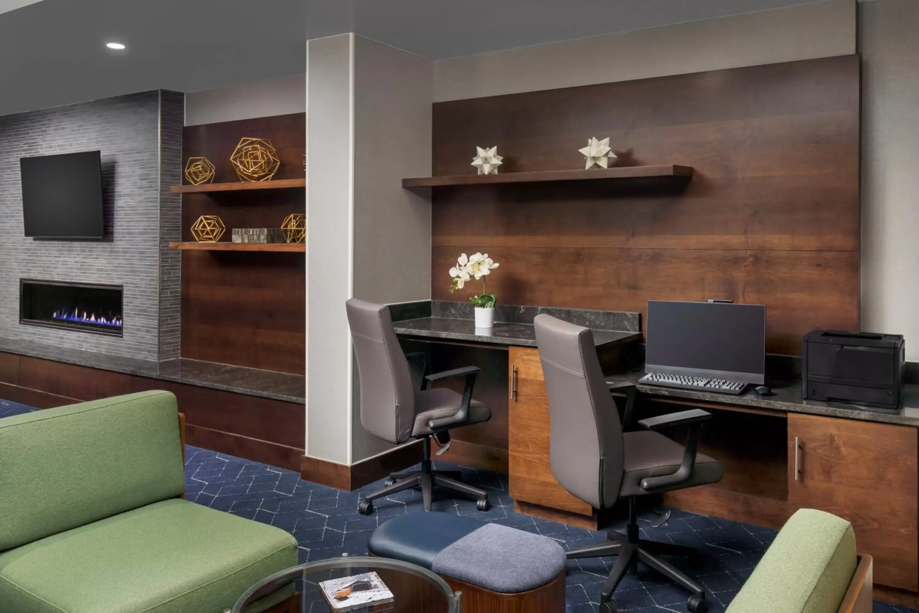 Business facilities, TV/Entertainment Center in Courtyard Manchester-Boston Regional Airport