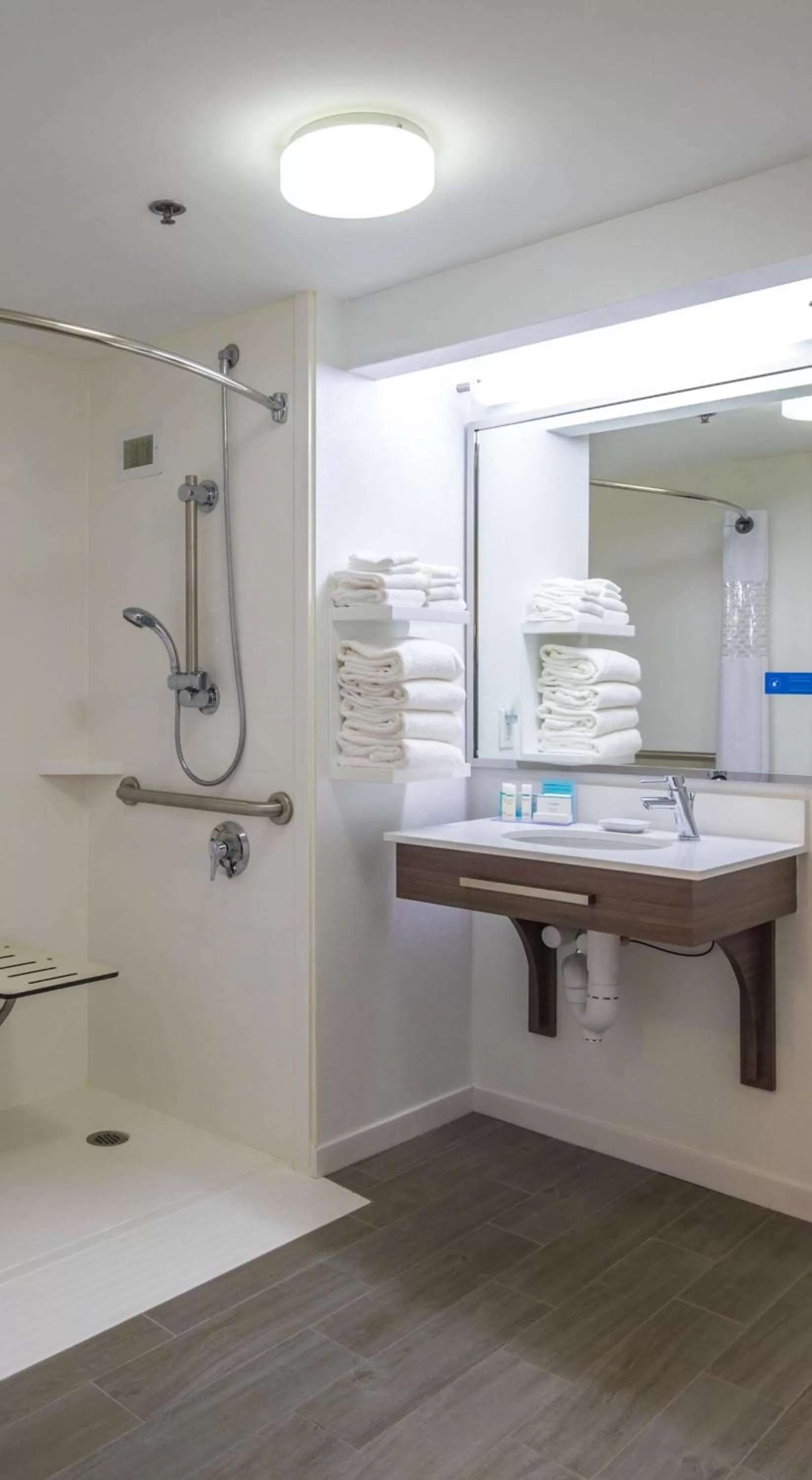 Bedroom in Hampton Inn Freeport/Brunswick