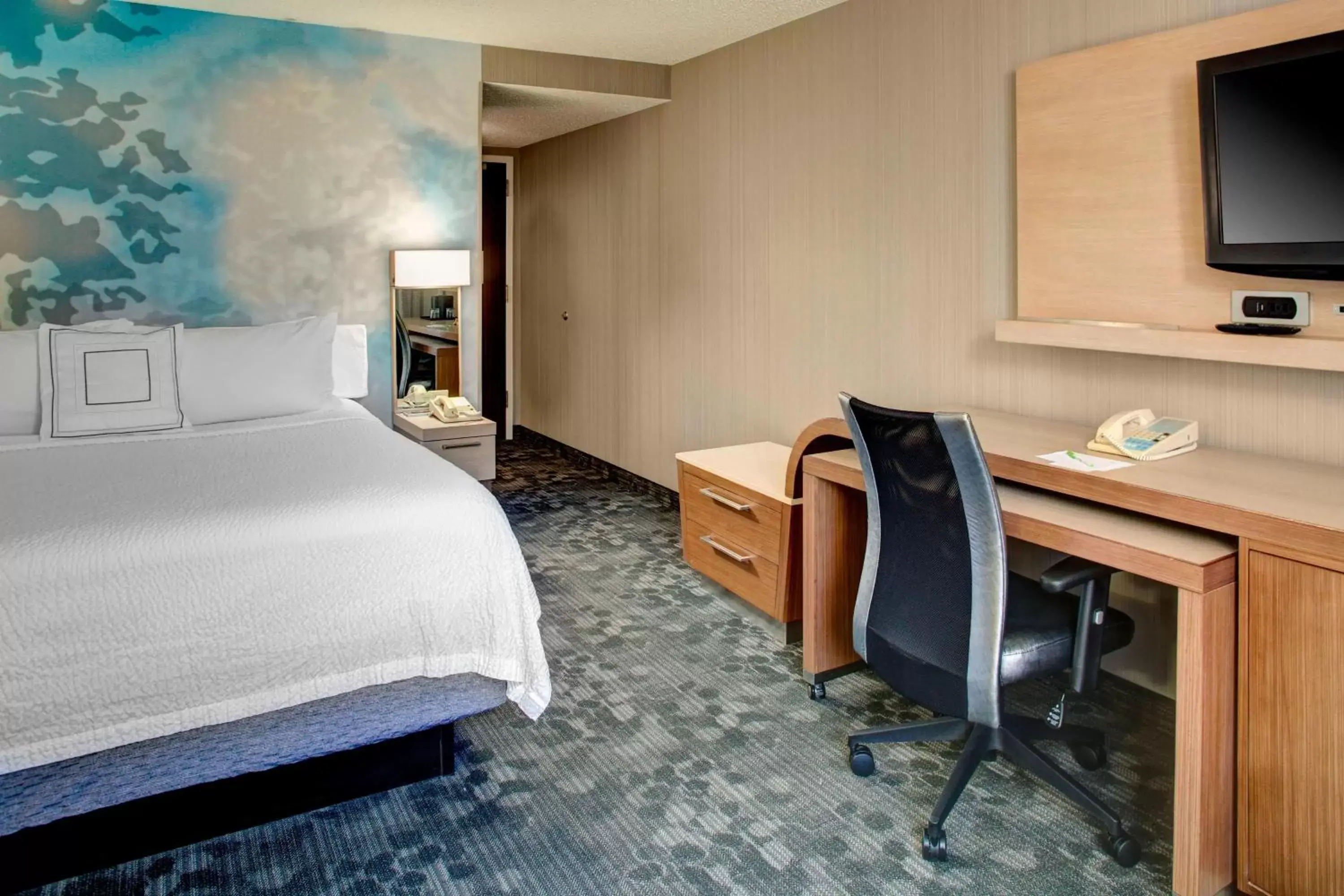 Photo of the whole room, Bed in Courtyard Cleveland Airport South