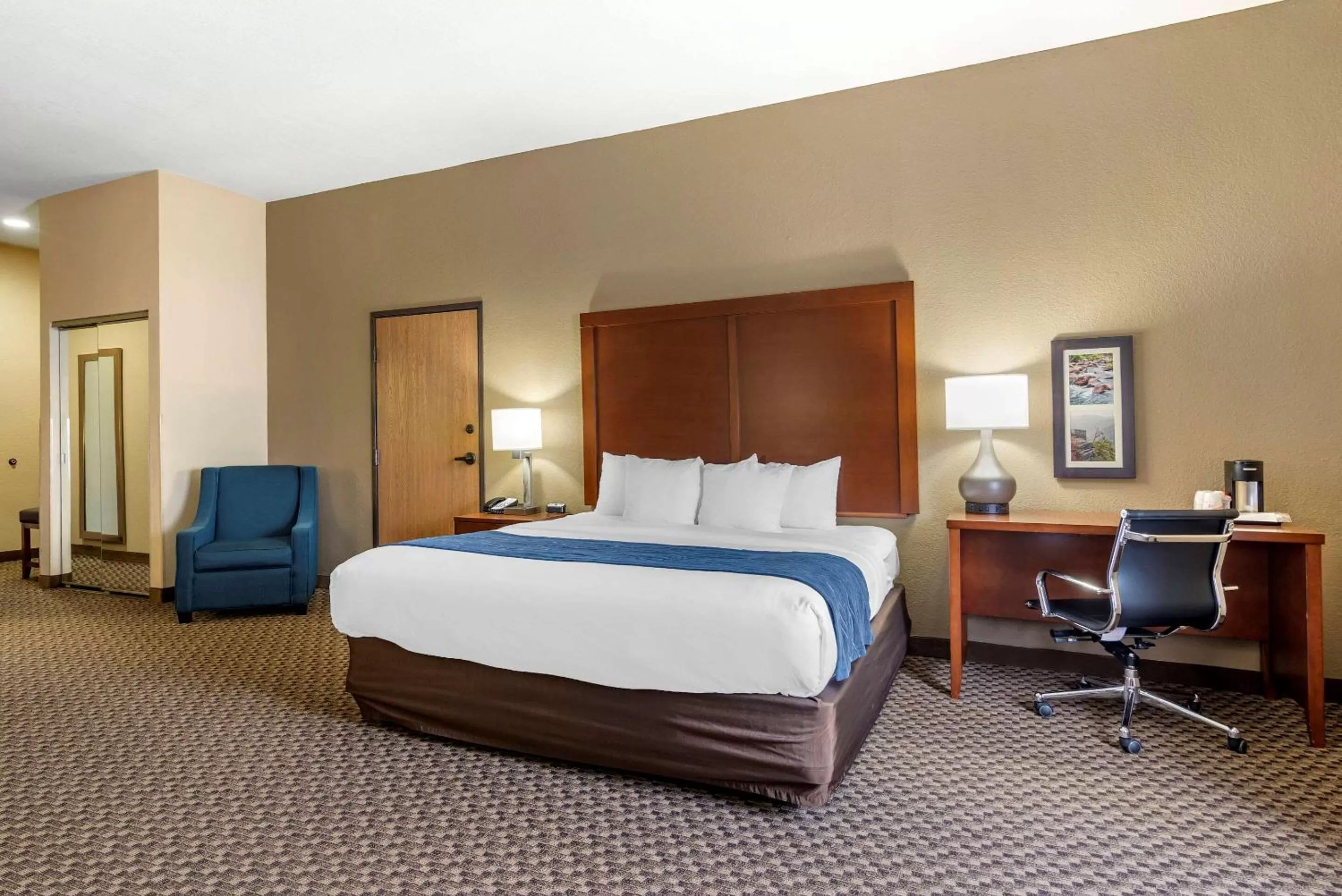 Photo of the whole room, Bed in Comfort Inn & Suites Blue Ridge