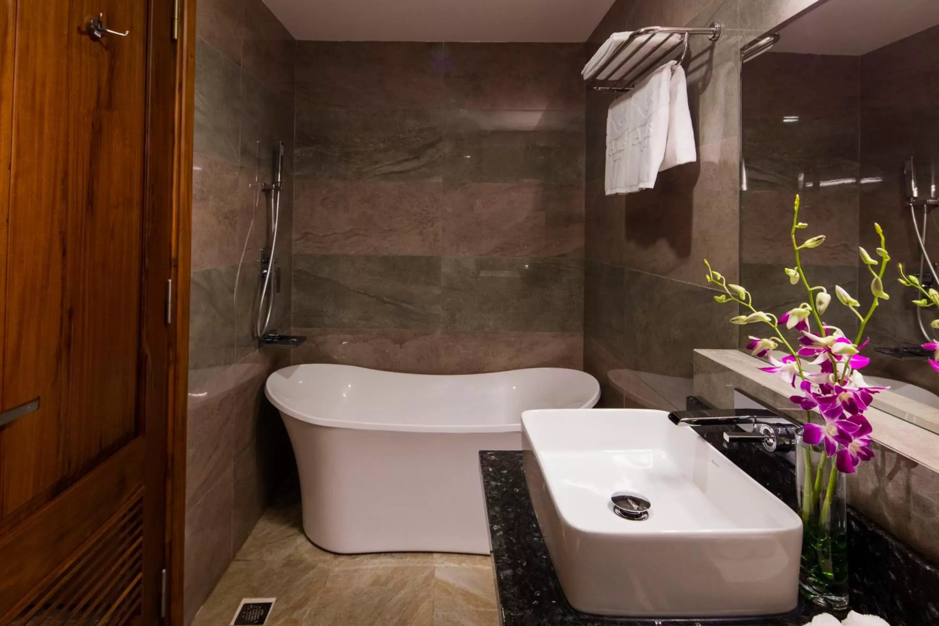 Shower, Bathroom in Apus Hotel