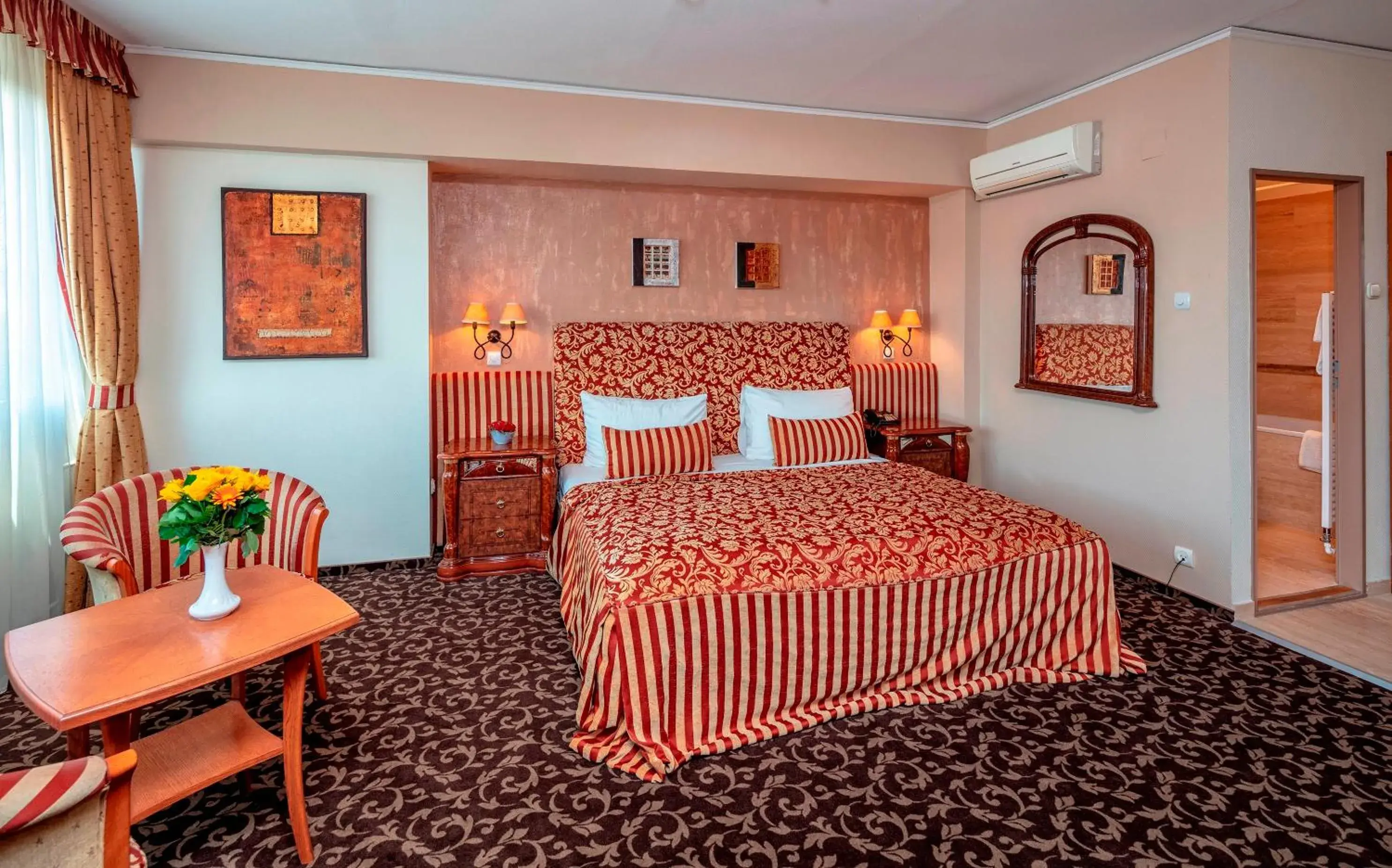 Bedroom, Bed in Hotel Charles