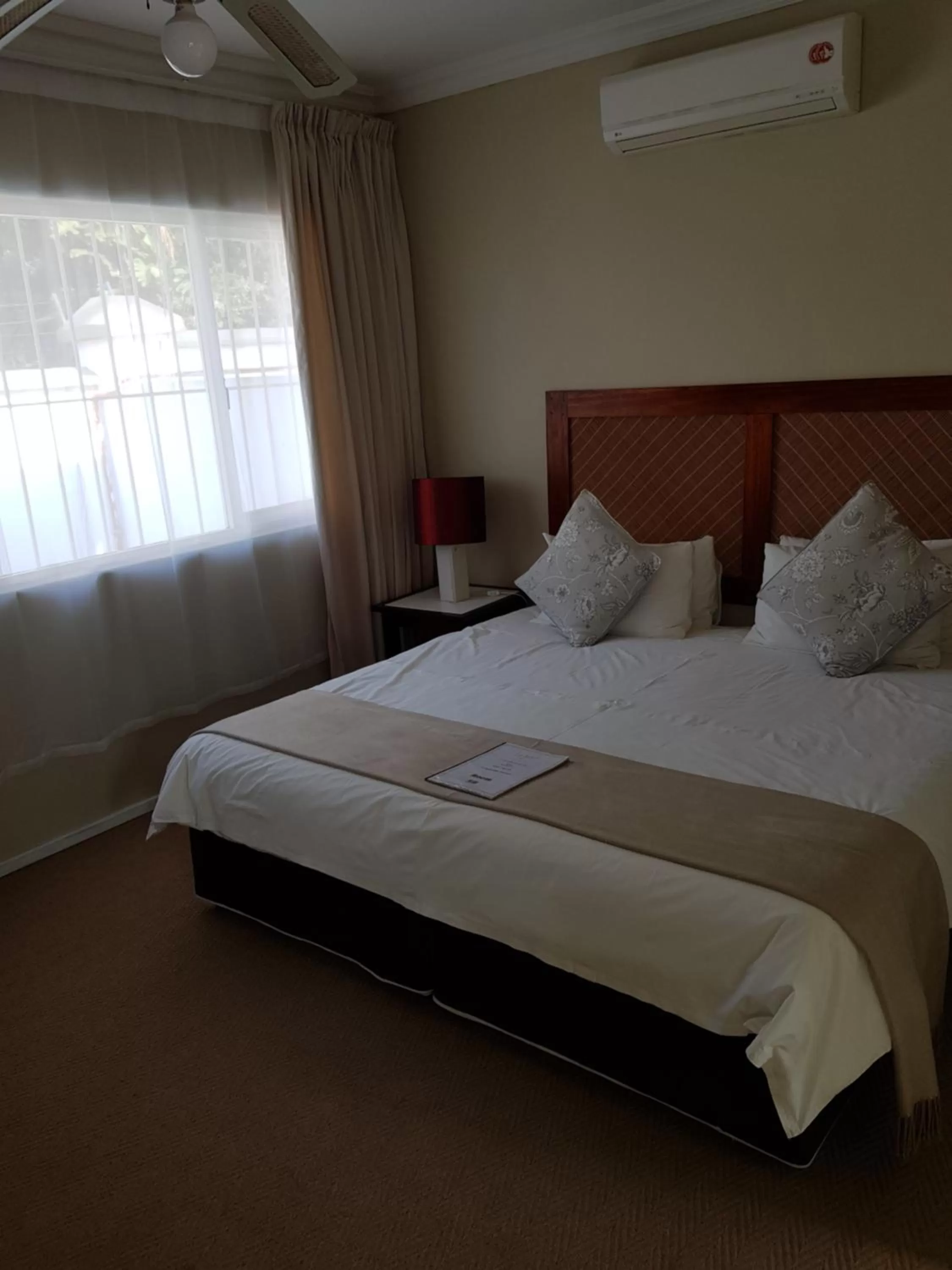 Bed in Ingwe Manor Guesthouse