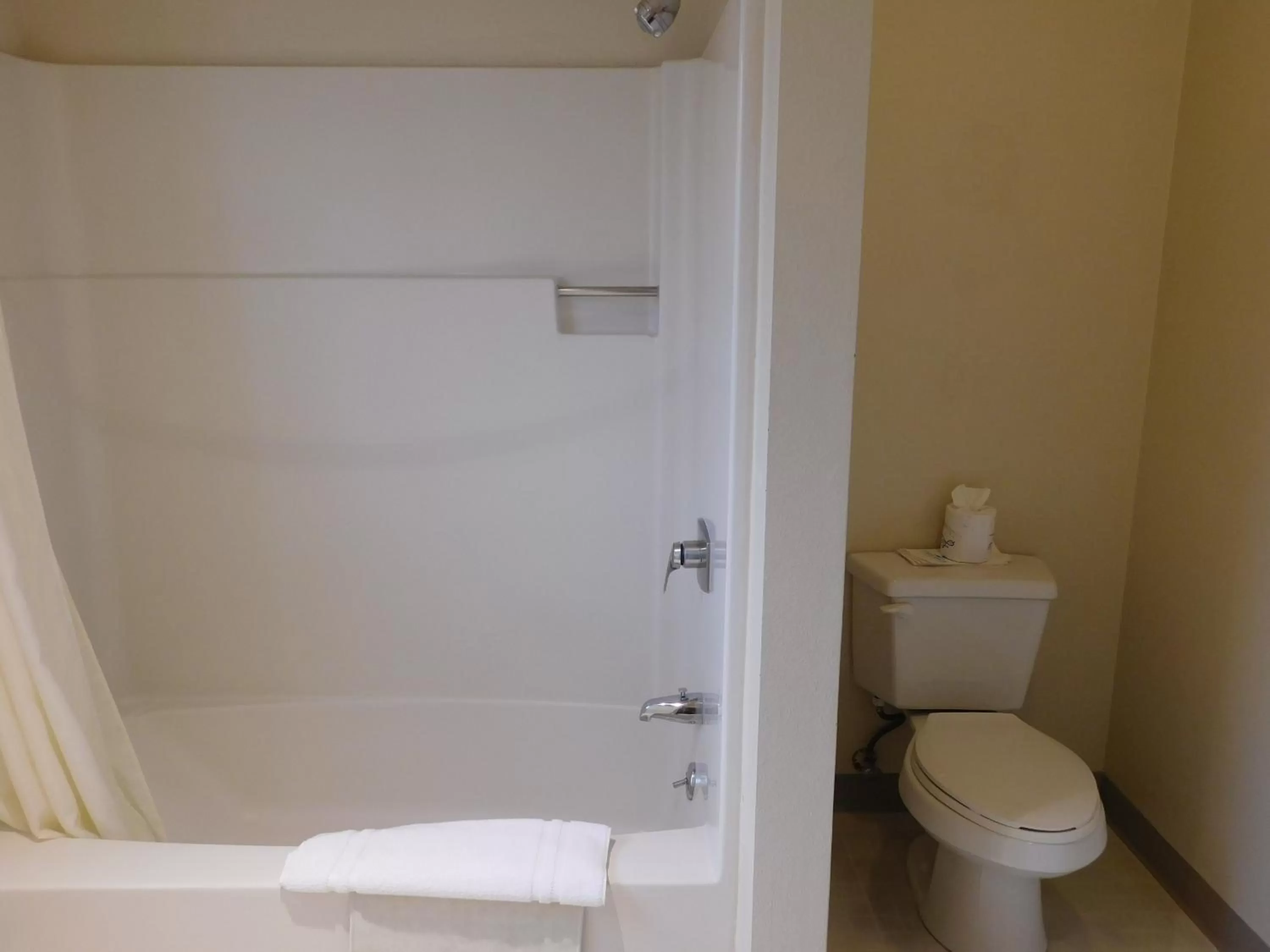 Toilet in Pacific Gardens Inn