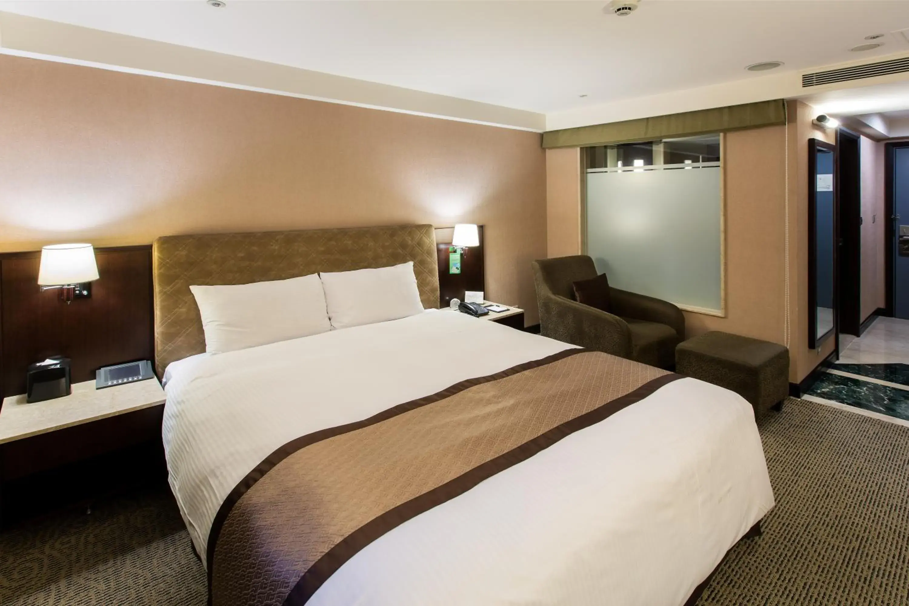 Bed in Grand Forward Hotel