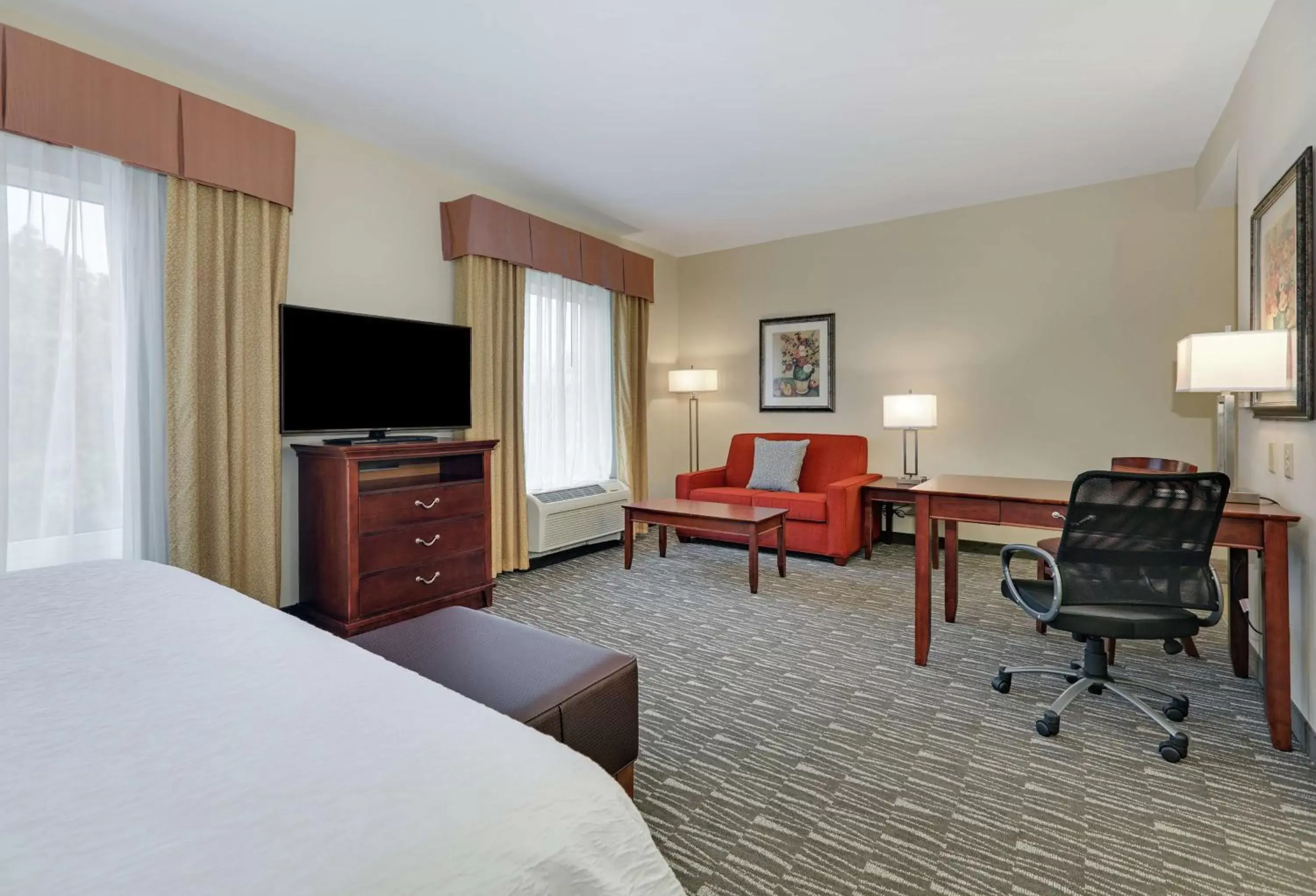 Bedroom, TV/Entertainment Center in Hampton Inn & Suites Southern Pines-Pinehurst