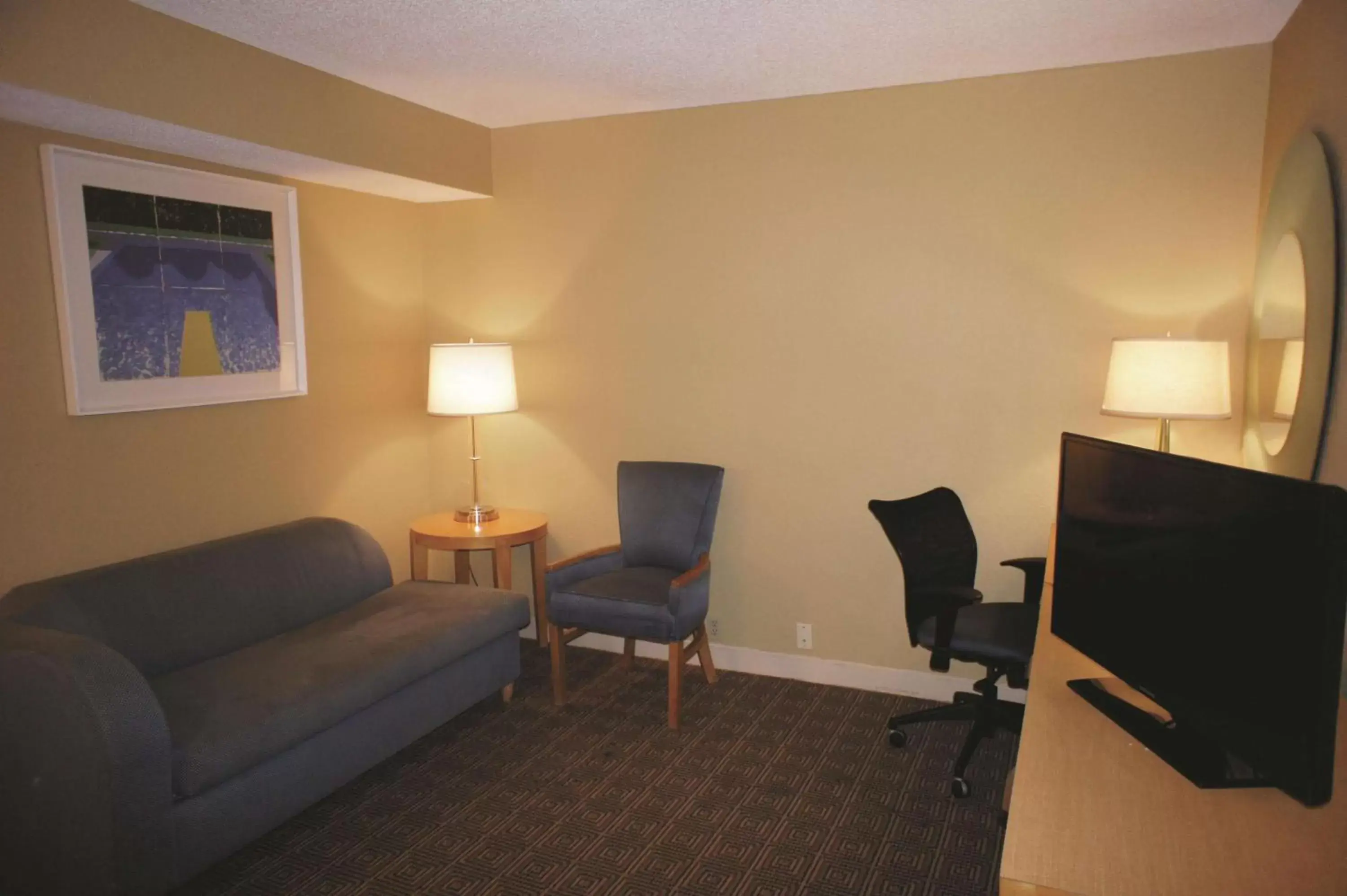 Photo of the whole room, Seating Area in La Quinta by Wyndham Sarasota Downtown