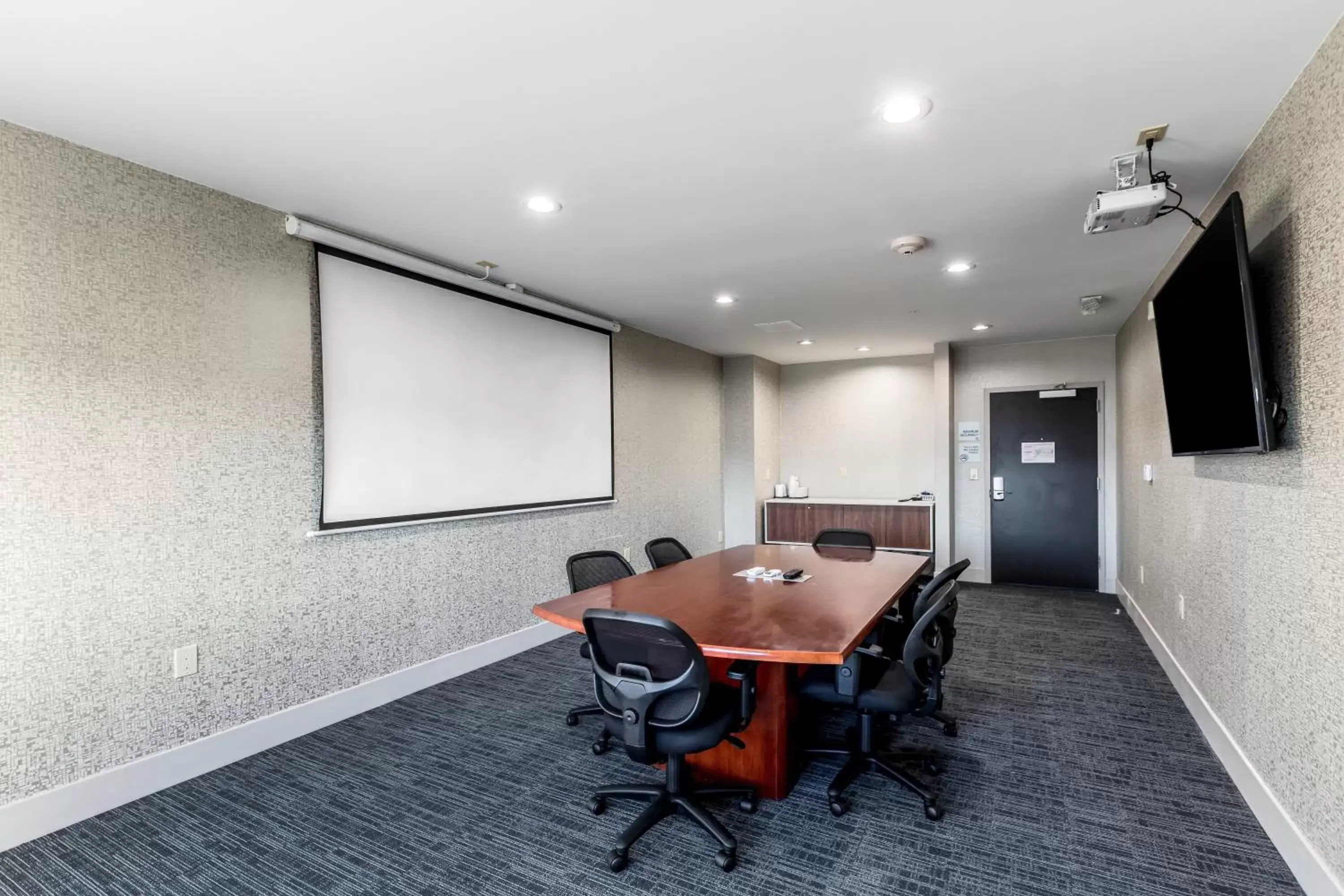 Meeting/conference room in Holiday Inn Express & Suites Jersey City North - Hoboken, an IHG Hotel