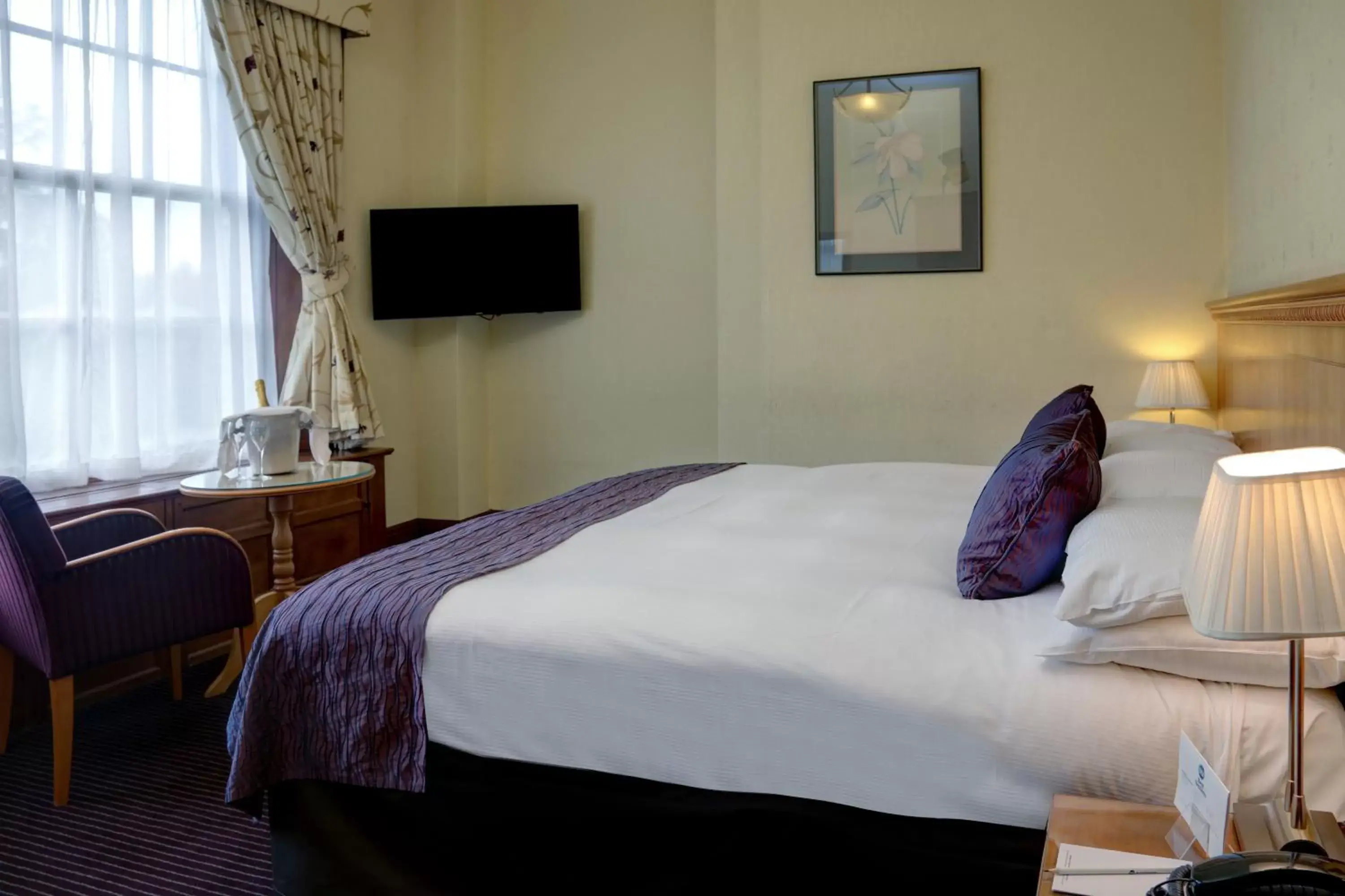 Bed in Best Western Balgeddie House Hotel