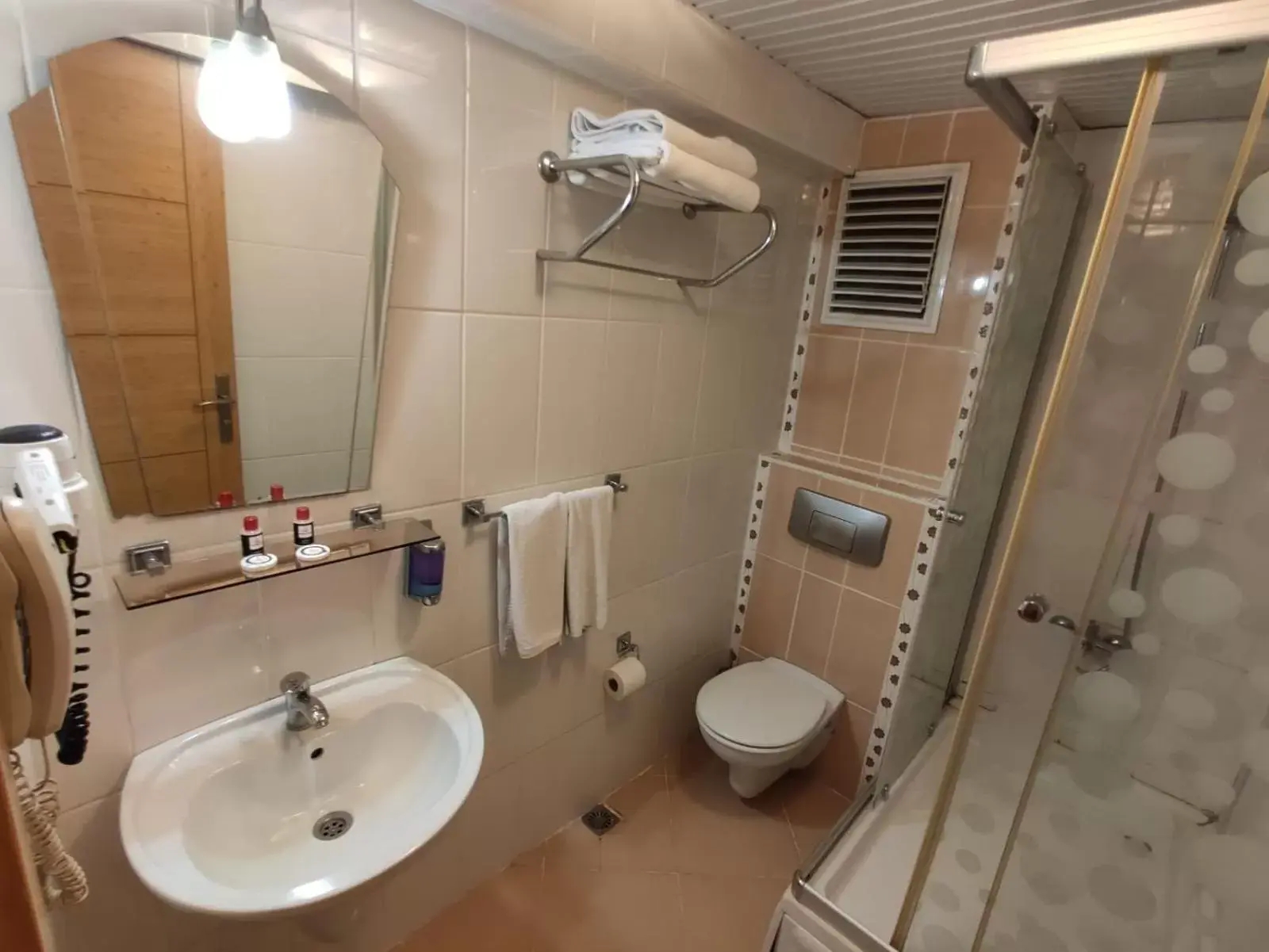 Bathroom in Hermanos Hotel
