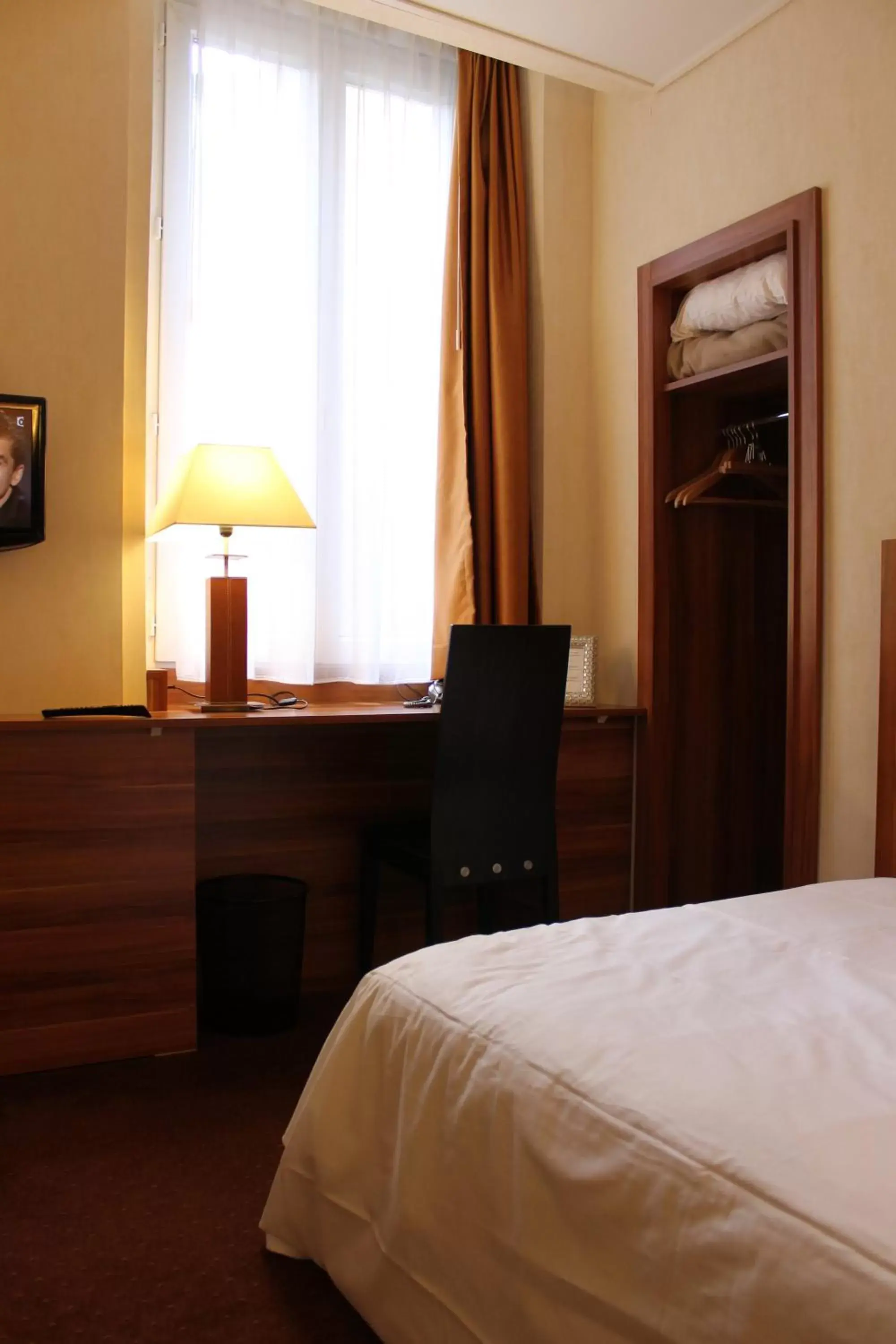 Seating area, Bed in Hotel The Originals du Grand Monarque Nantes Gare