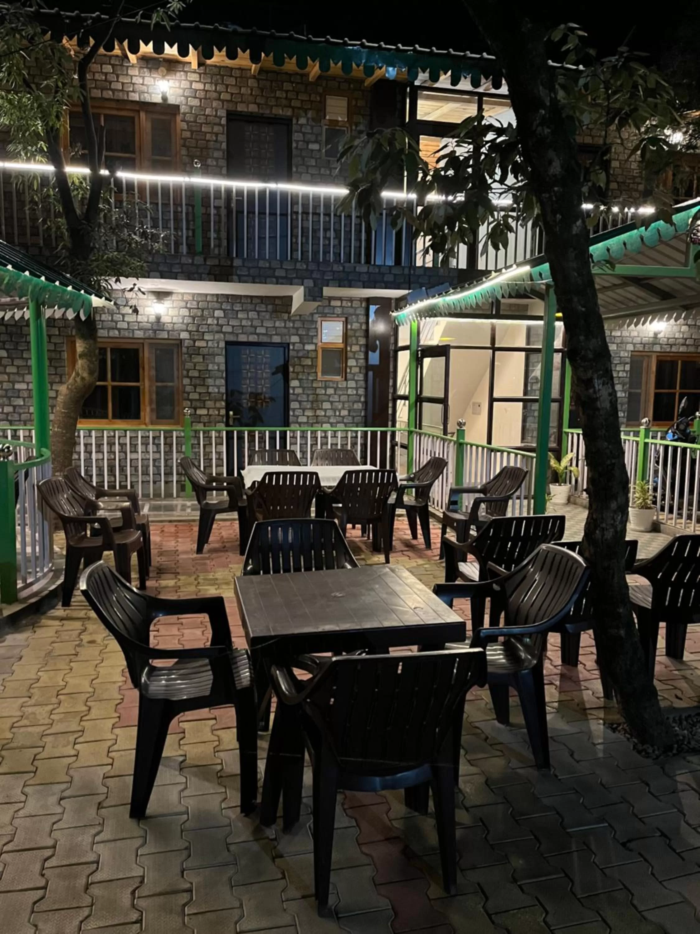 Restaurant/Places to Eat in Cedar Woods Resort