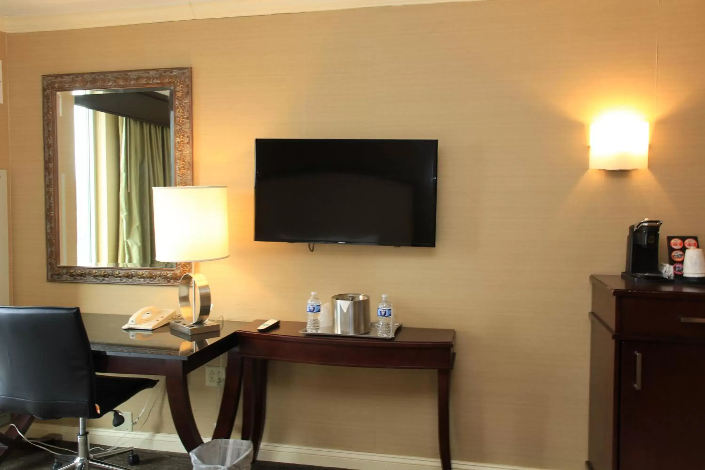 Bedroom, TV/Entertainment Center in Wyndham Grand Pittsburgh