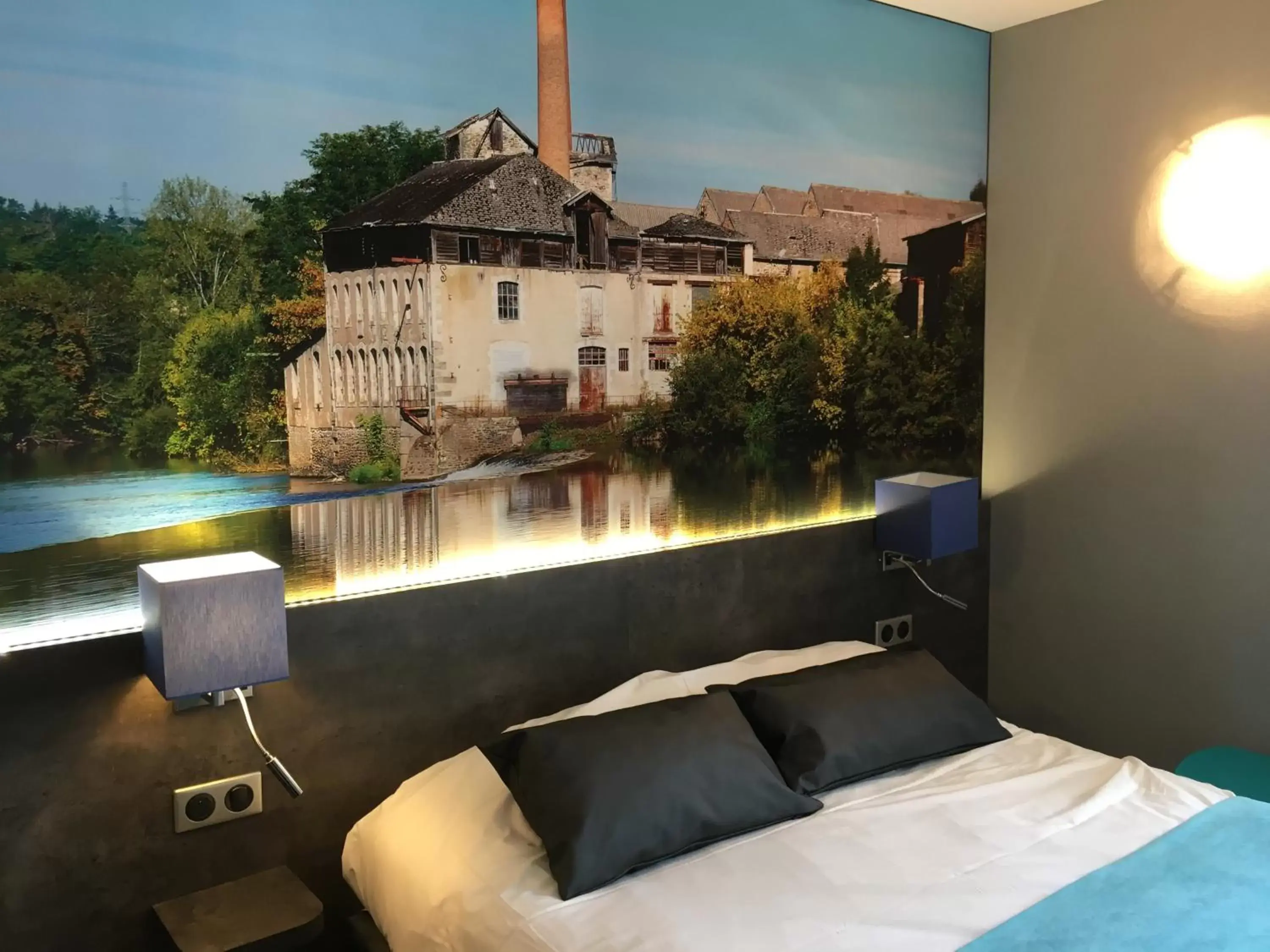 Bed in The Originals City, Hôtel Le Boeuf Rouge, Limoges (Inter-Hotel)