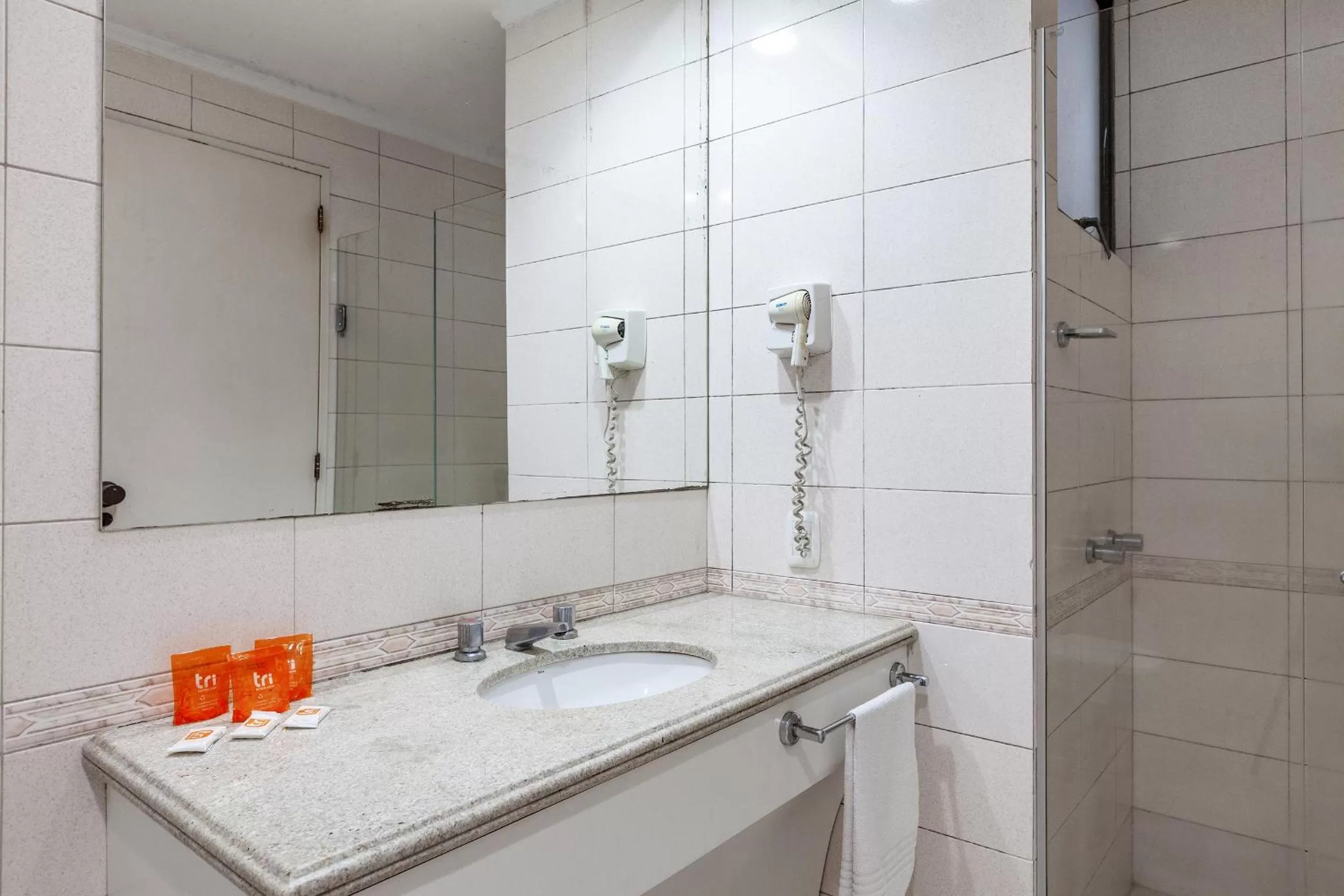 Shower, Bathroom in Tri Hotel Smart Caxias