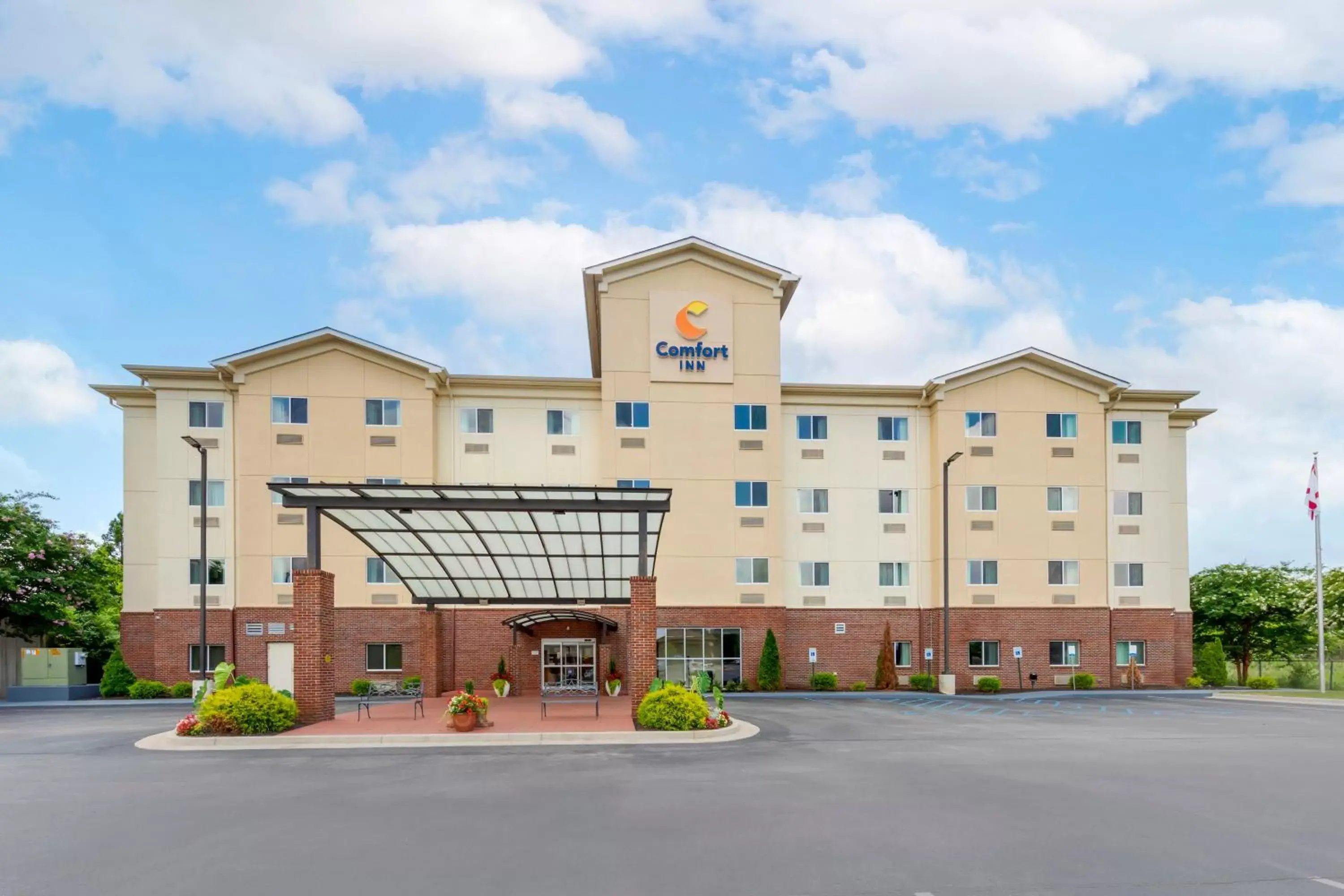 Property Building in Comfort Inn Huntsville near University