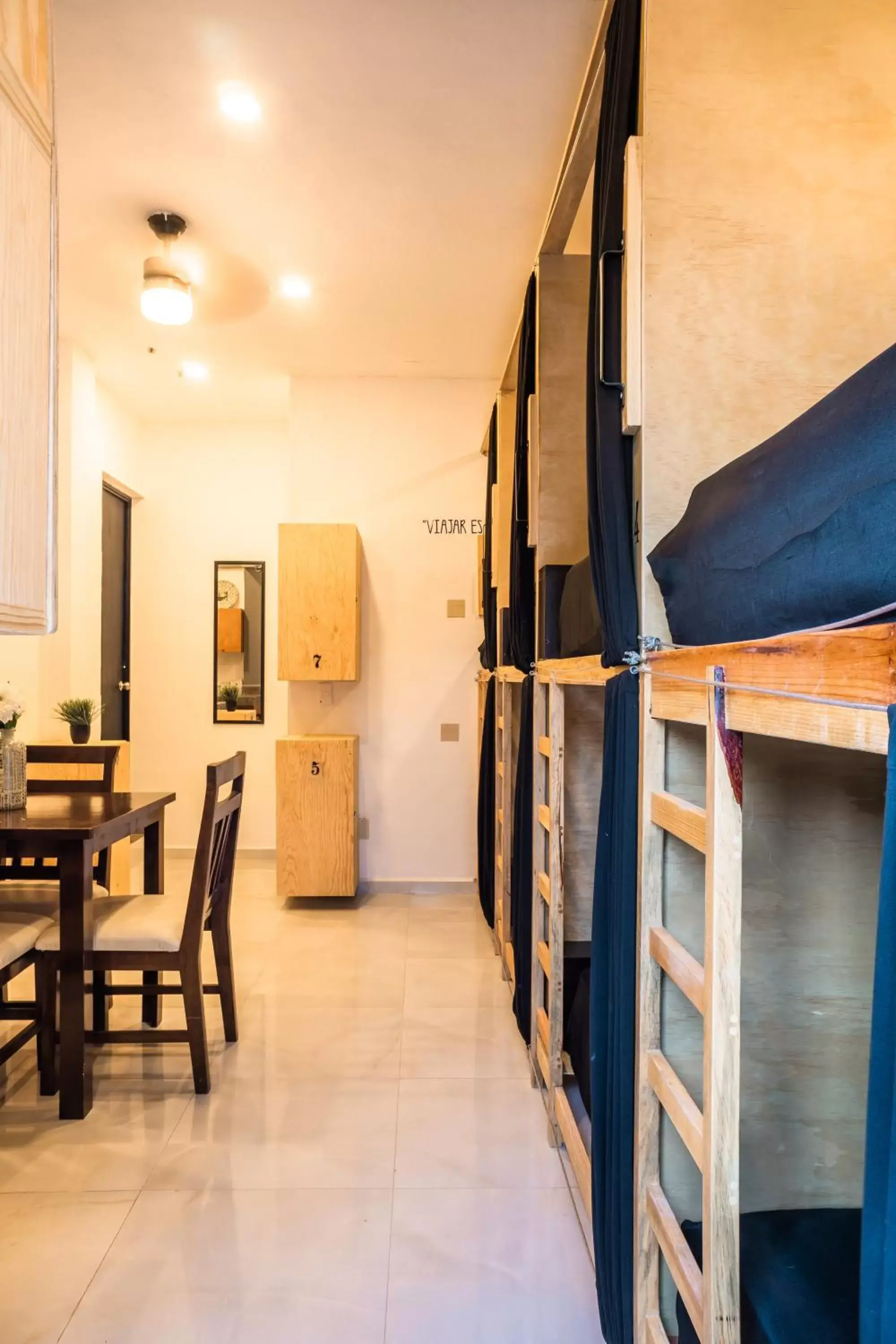 Dining area in Maui hostel playa del carmen