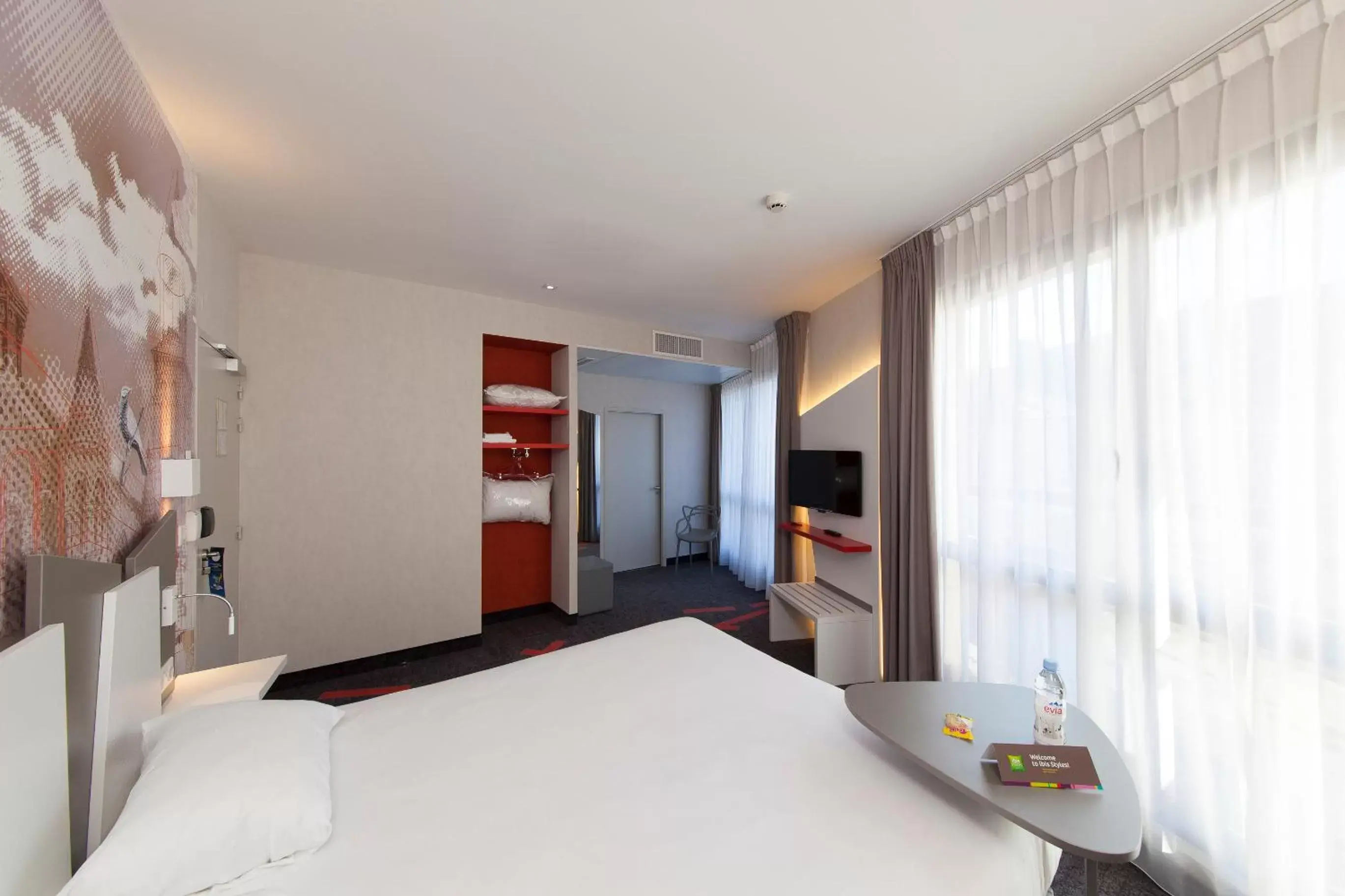 Photo of the whole room, Bed in ibis Styles Poitiers Centre Photo of the whole room, Bed in ibis Styles Poitiers Centre