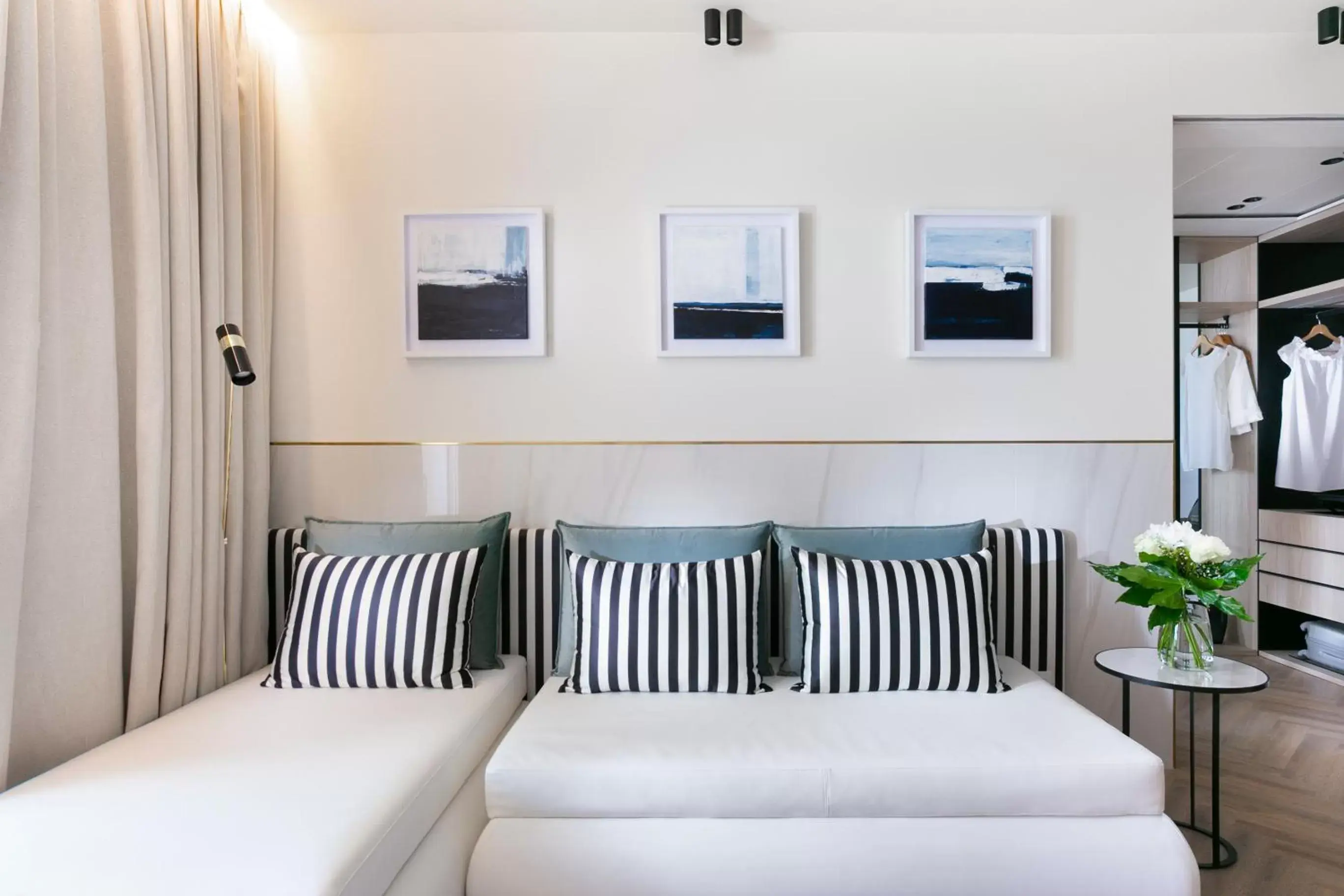Living room, Bed in Hotel Ambasciatori